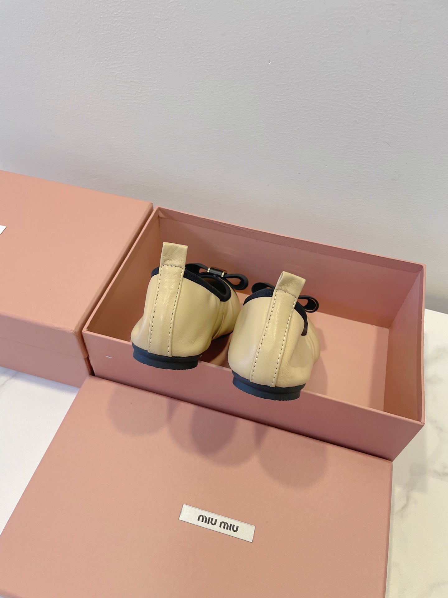 Балетки MIUMIU 26S з телячої шкіри бежевого кольору з бантом