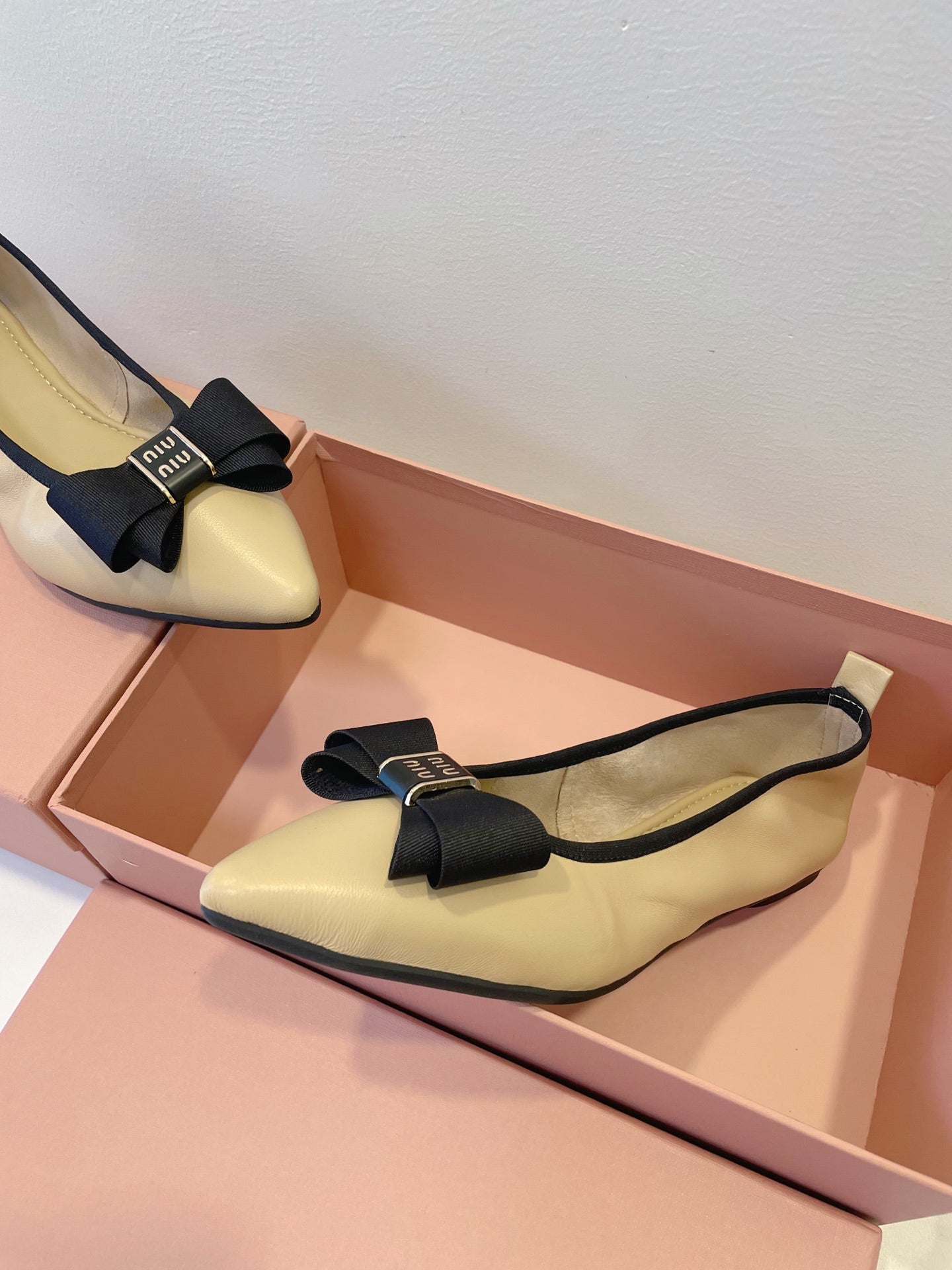 Балетки MIUMIU 26S з телячої шкіри бежевого кольору з бантом