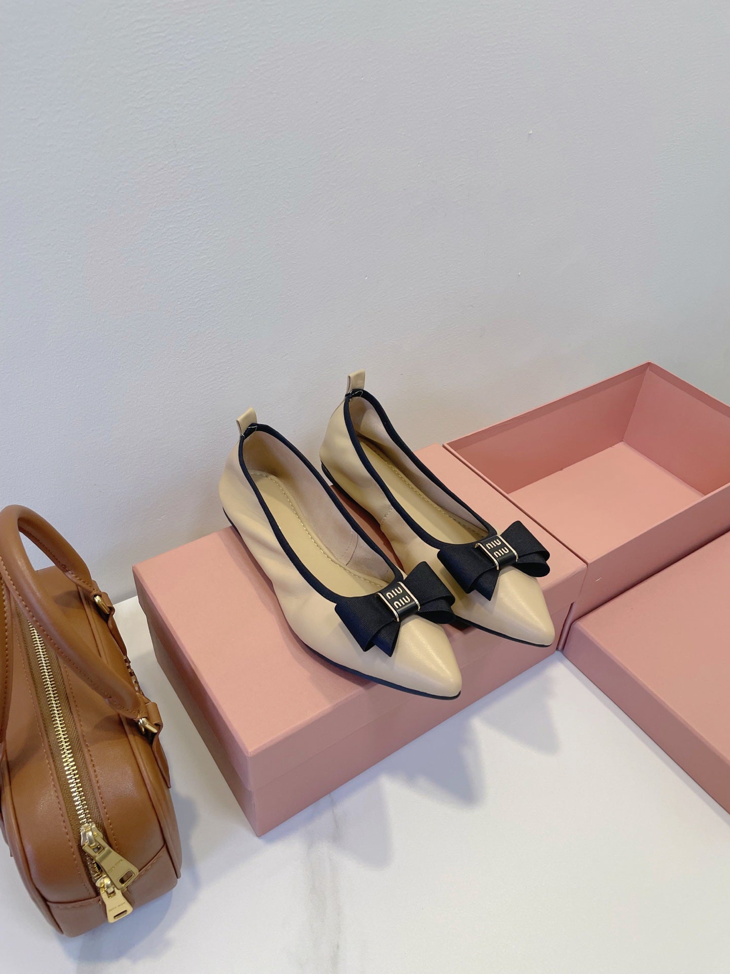 Балетки MIUMIU 26S з телячої шкіри бежевого кольору з бантом