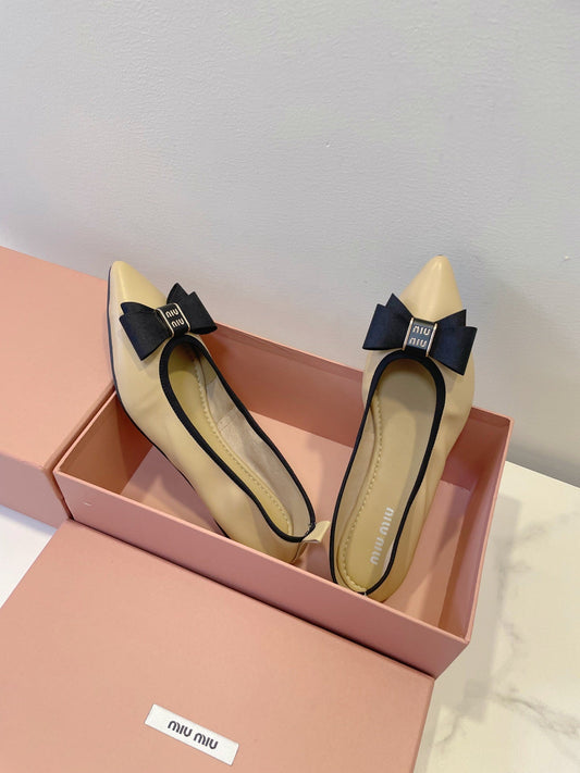 Балетки MIUMIU 26S з телячої шкіри бежевого кольору з бантом