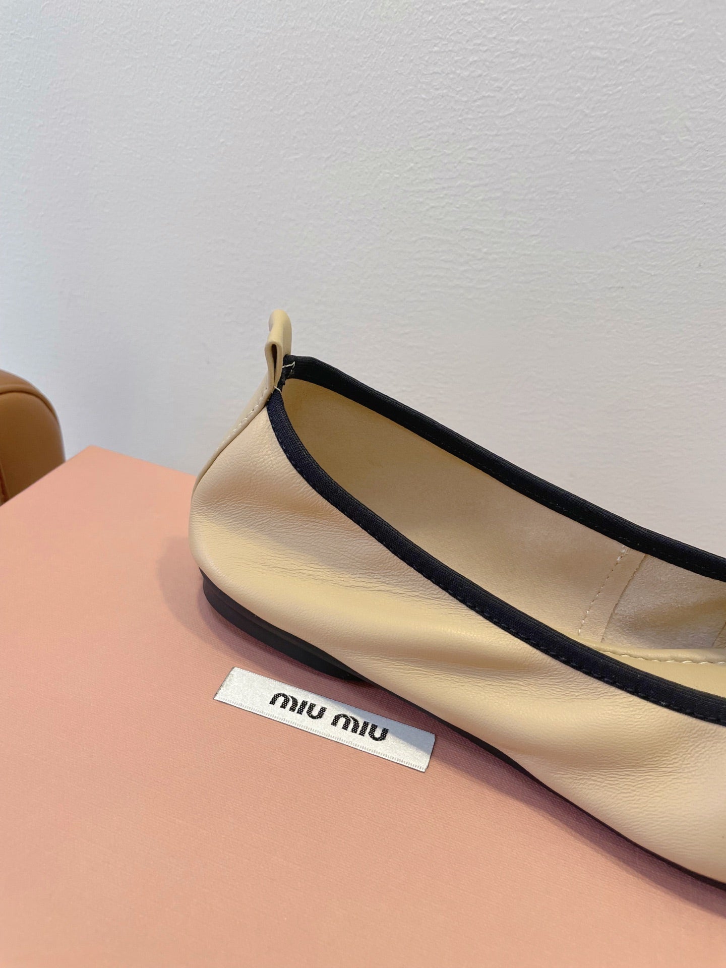 Балетки MIUMIU 26S з телячої шкіри бежевого кольору з бантом