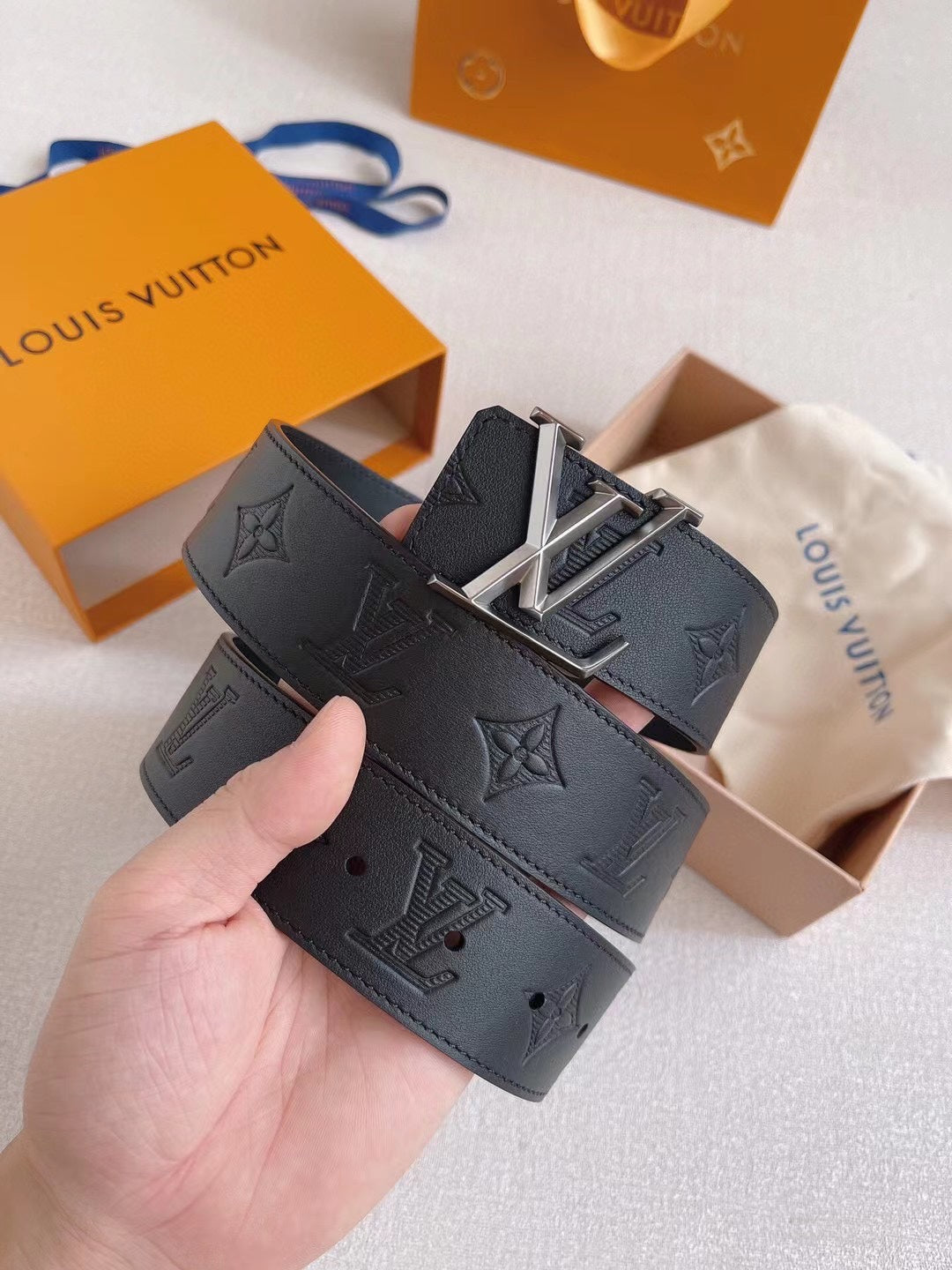 LV 25S BELT 40 MM IN BLACK CALFSKIN 593215 - 26-28