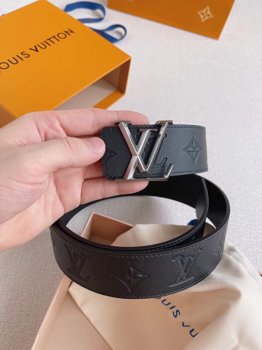 LV 25S BELT 40 MM IN BLACK CALFSKIN 593215 - 26-28