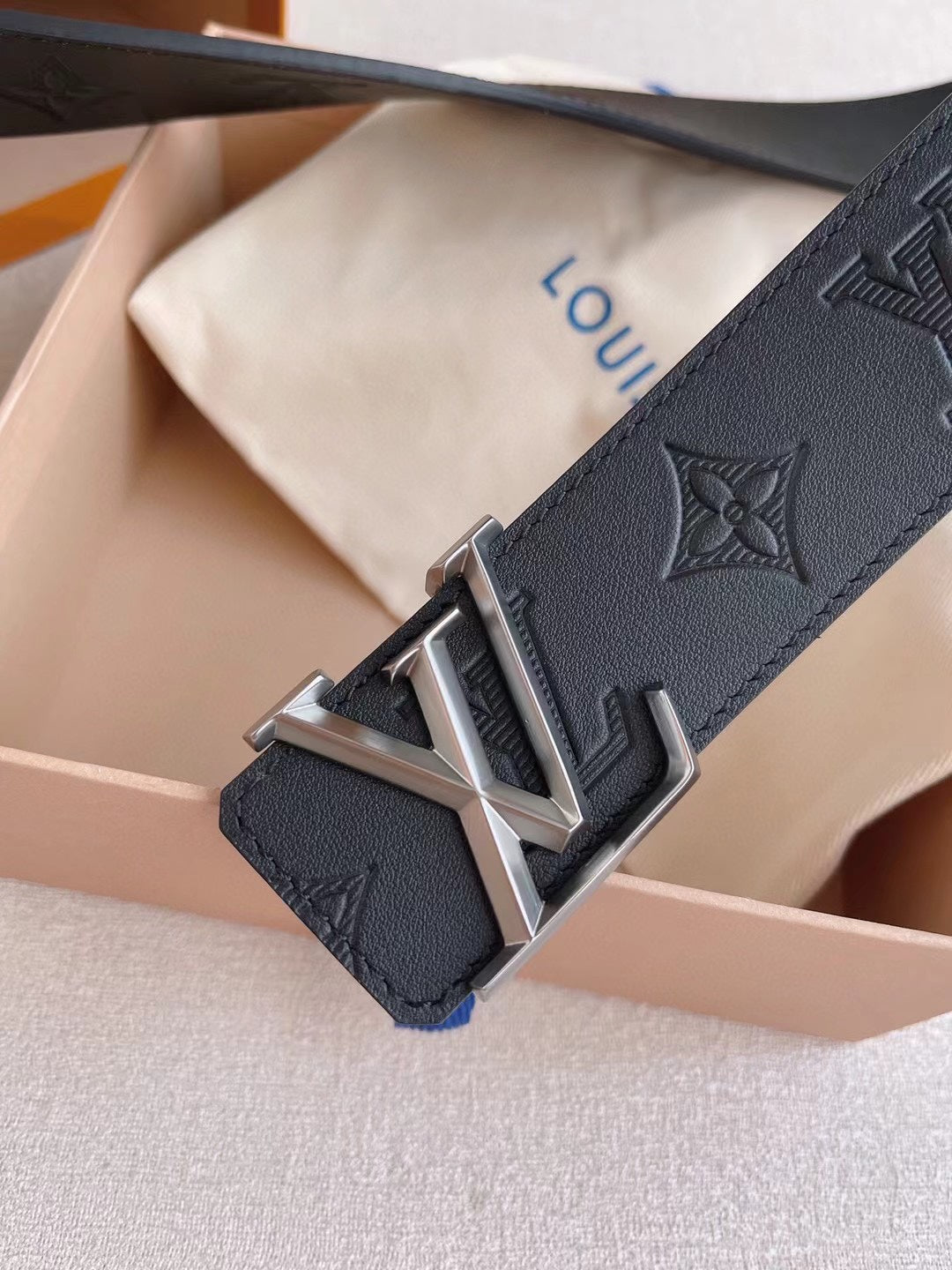 LV 25S BELT 40 MM IN BLACK CALFSKIN 593215 - 26-28