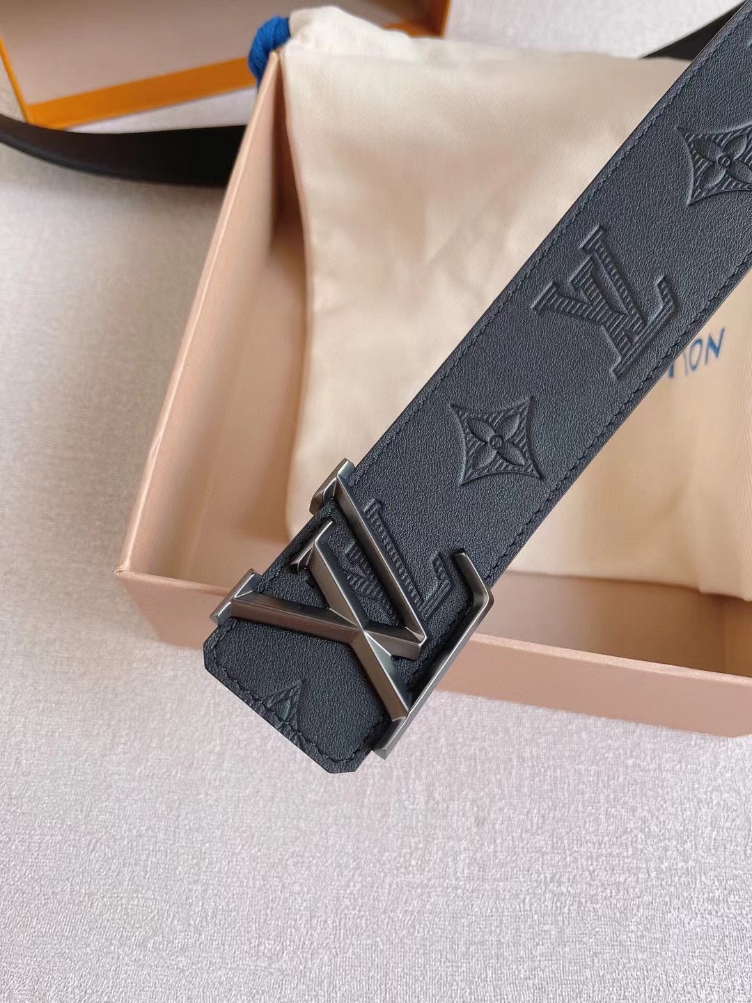 LV 25S BELT 40 MM IN BLACK CALFSKIN 593217 - 26-28