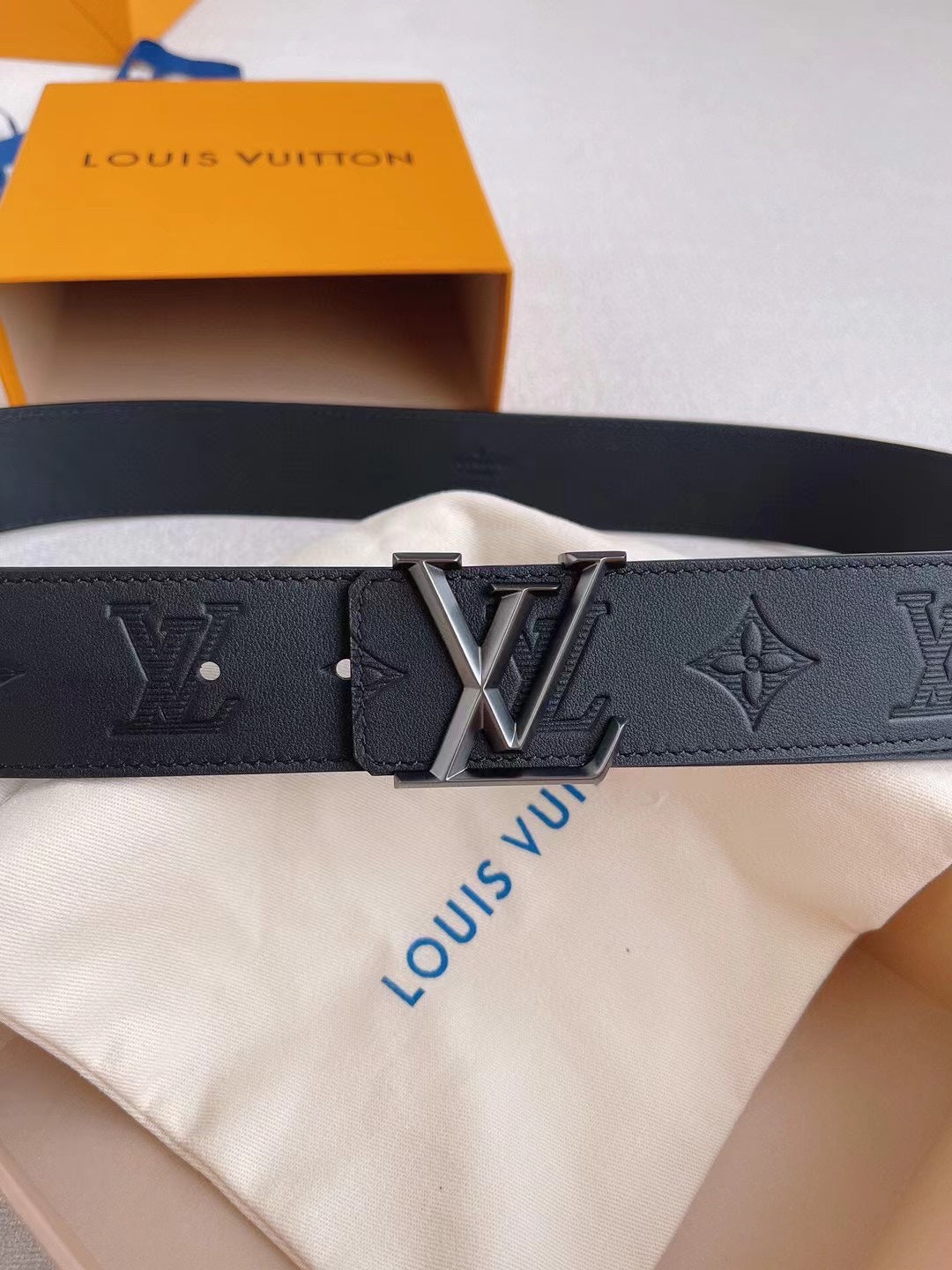 LV 25S BELT 40 MM IN BLACK CALFSKIN 593217 - 26-28