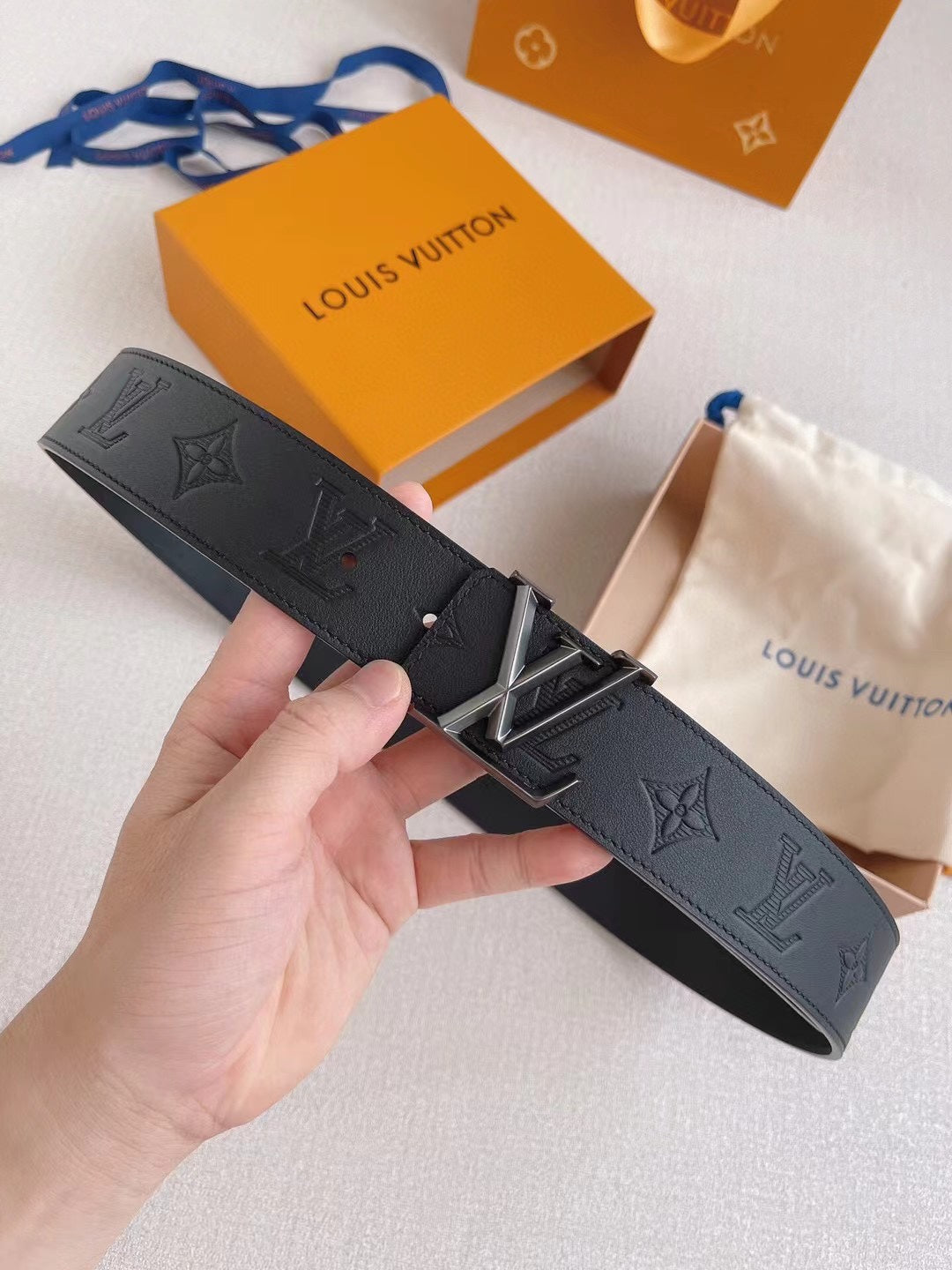 LV 25S BELT 40 MM IN BLACK CALFSKIN 593217 - 26-28