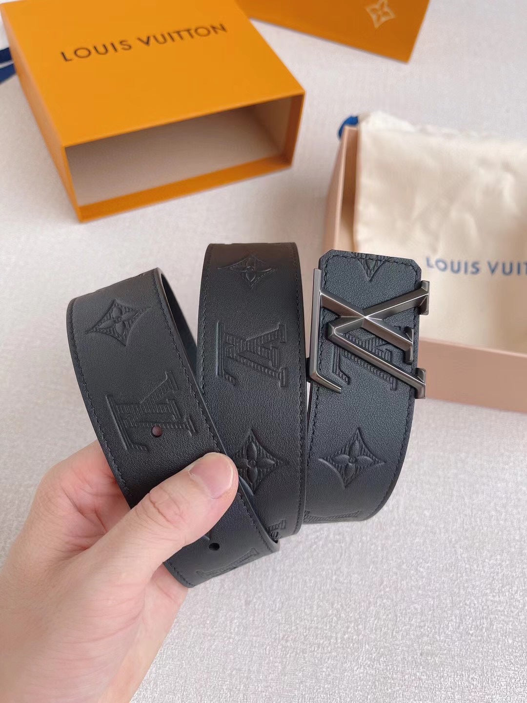 LV 25S BELT 40 MM IN BLACK CALFSKIN 593217 - 26-28