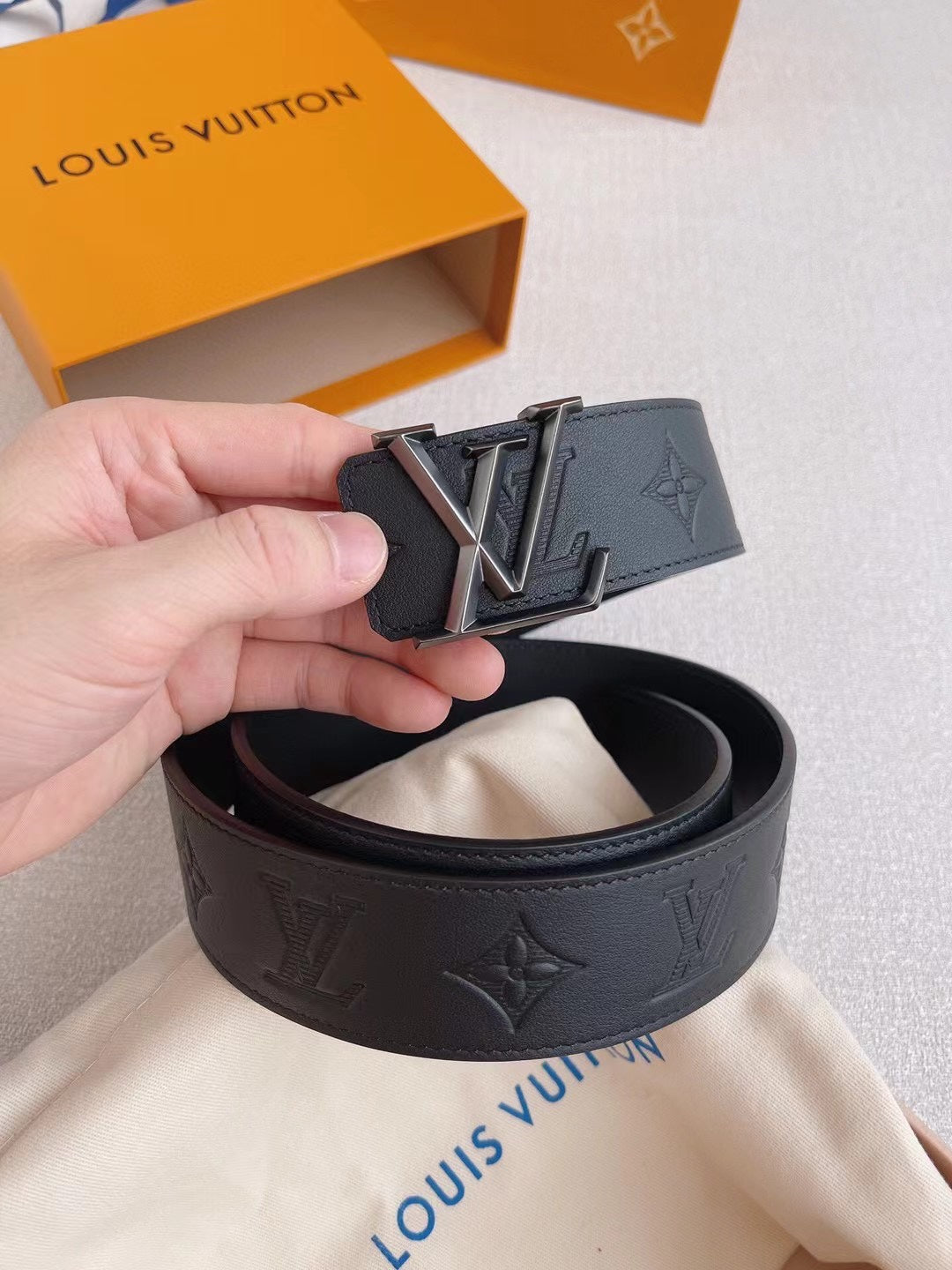 LV 25S BELT 40 MM IN BLACK CALFSKIN 593217 - 26-28