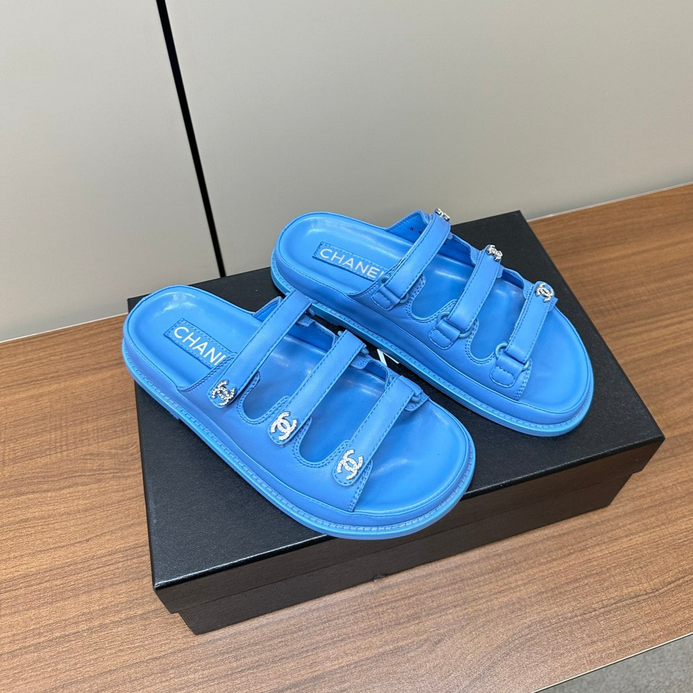 dad sandals dodger blue 3 rows lambskin mules - 35