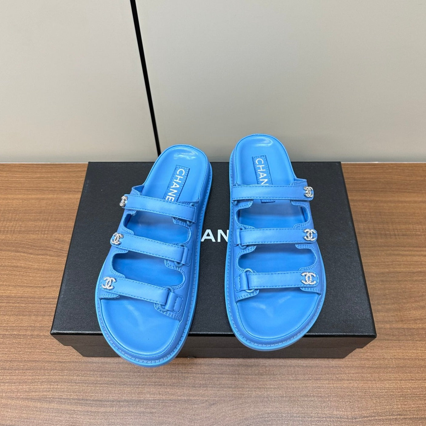 dad sandals dodger blue 3 rows lambskin mules - 35