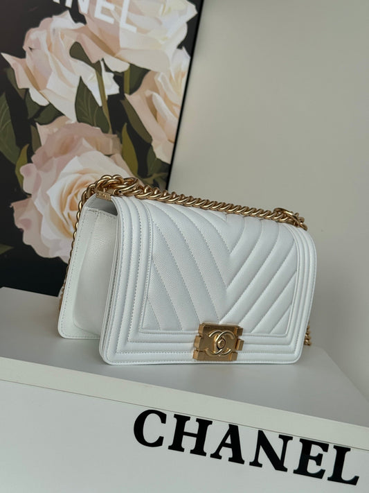 CHANEL BOY 25S 25 СМ З БІЛОЇ ОВЕЧОЇ ШКІРИ ІЗ ЗОЛОТОЮ ФУРНІТУРОЮ