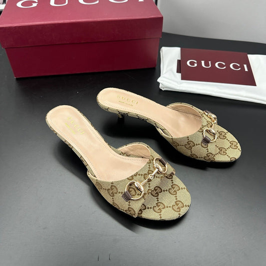 Босоніжки GUCCI 26S на підборах 50 мм з темно-бежевого полотна