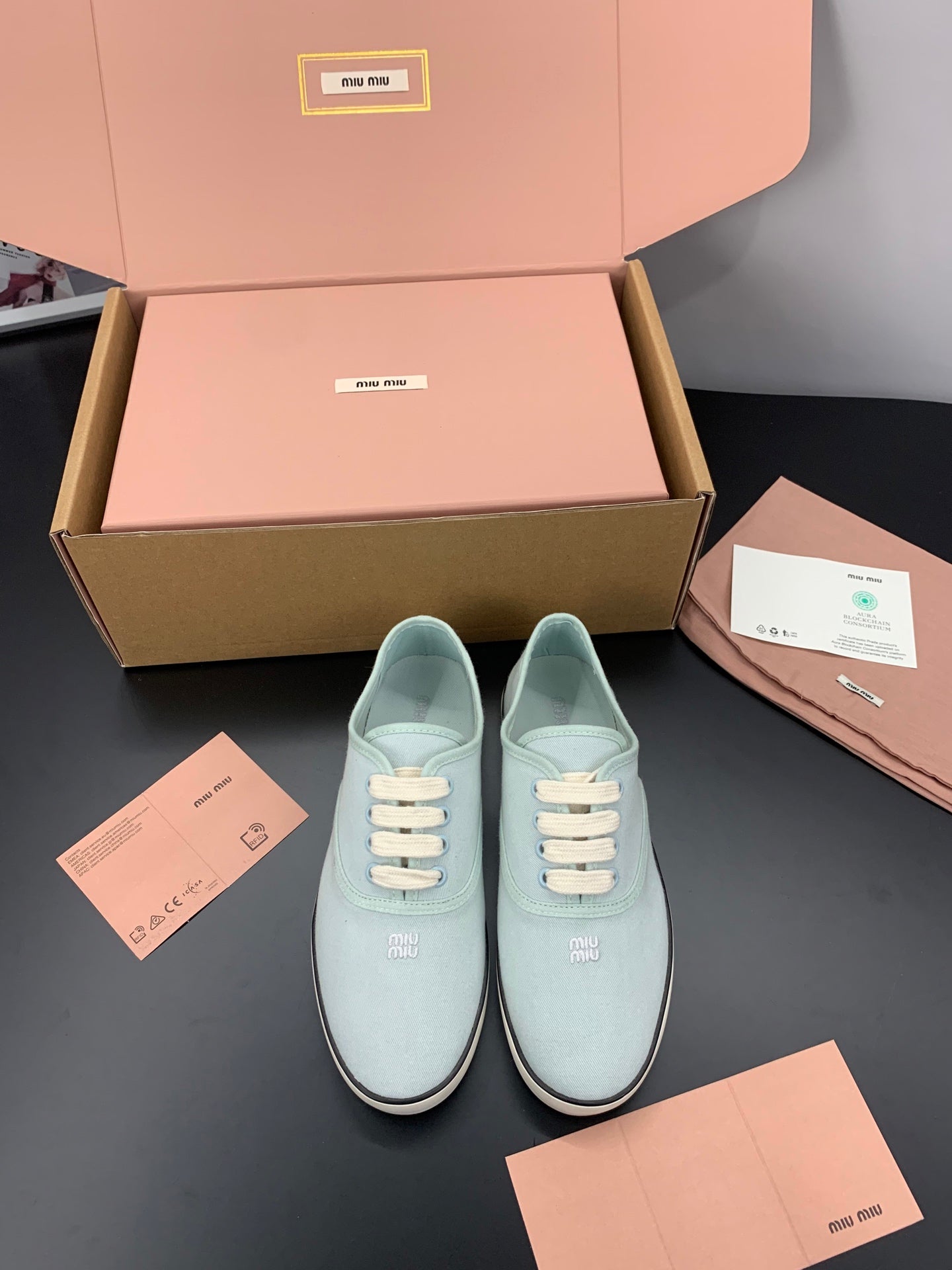 КРОСІВКИ MIUMIU 26S НА ШНУРІВЦІ З ПОЛОТНА БЛІДОГО М'ЯТНОГО КОЛЬОРУ НА ГУМОВІЙ ПІДОШВІ