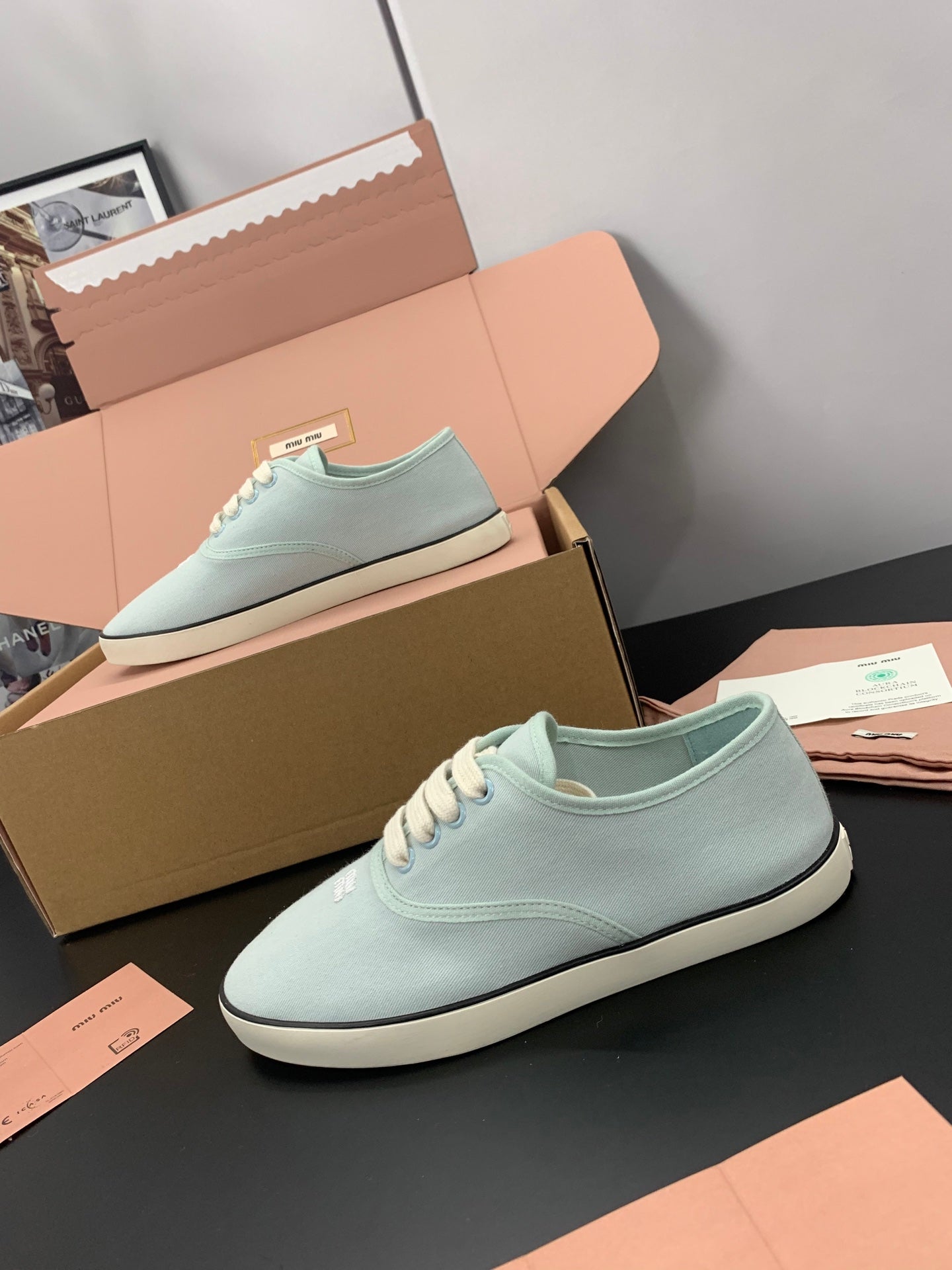 КРОСІВКИ MIUMIU 26S НА ШНУРІВЦІ З ПОЛОТНА БЛІДОГО М'ЯТНОГО КОЛЬОРУ НА ГУМОВІЙ ПІДОШВІ