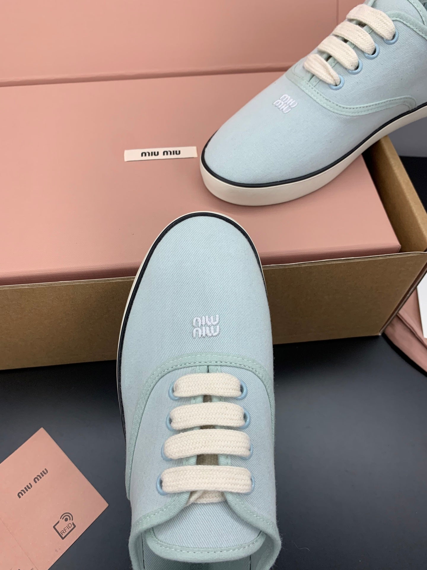 КРОСІВКИ MIUMIU 26S НА ШНУРІВЦІ З ПОЛОТНА БЛІДОГО М'ЯТНОГО КОЛЬОРУ НА ГУМОВІЙ ПІДОШВІ