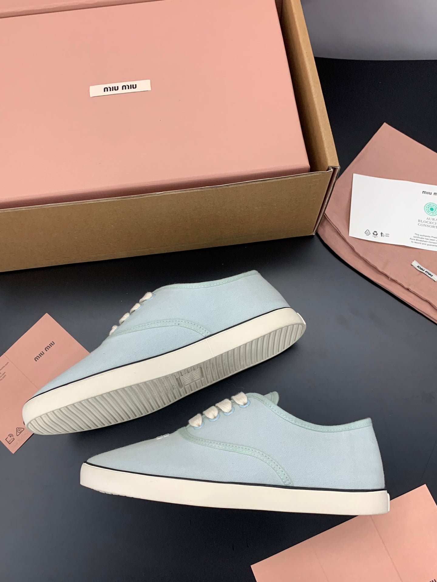 КРОСІВКИ MIUMIU 26S НА ШНУРІВЦІ З ПОЛОТНА БЛІДОГО М'ЯТНОГО КОЛЬОРУ НА ГУМОВІЙ ПІДОШВІ