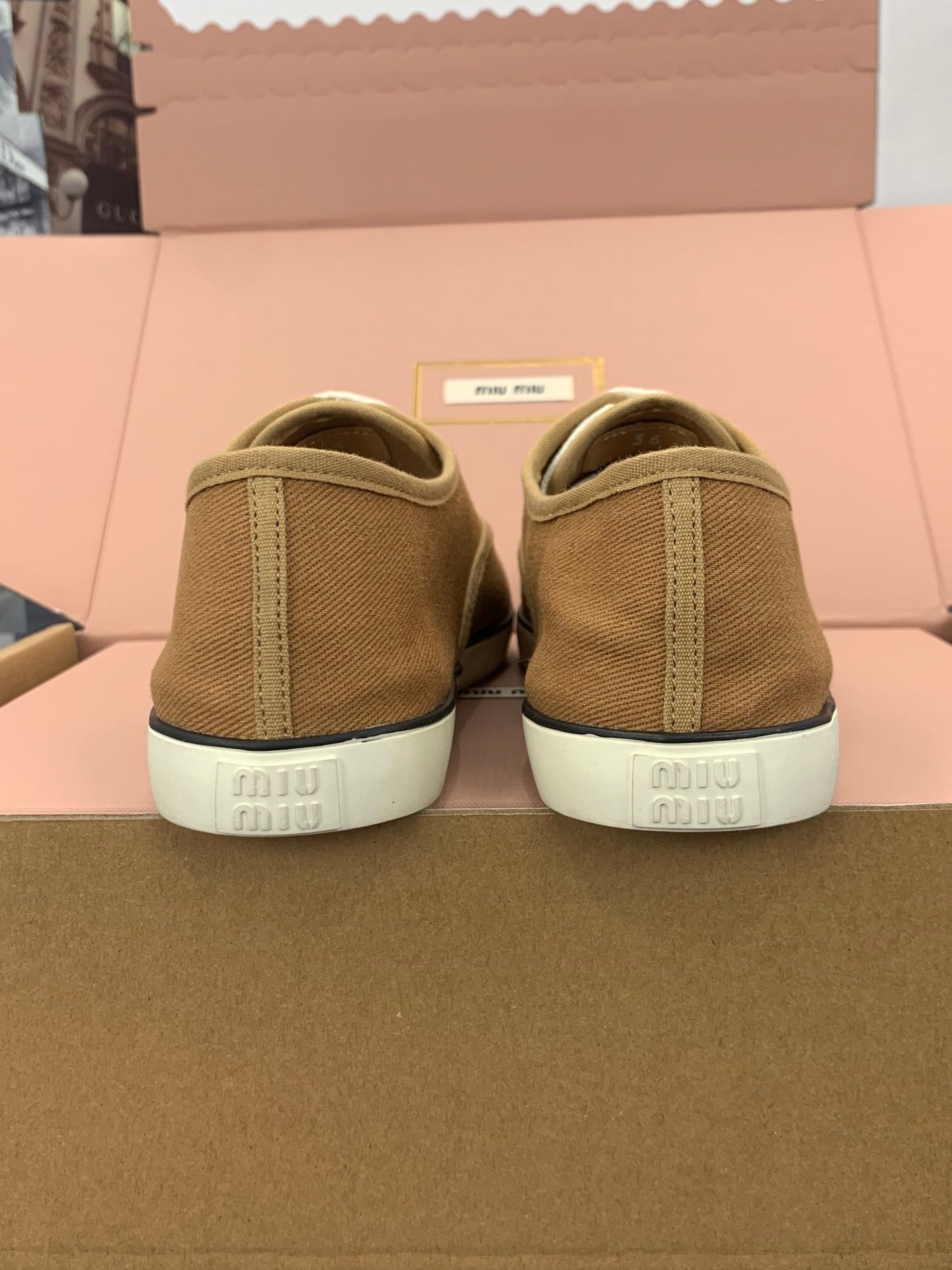 MIUMIU 26S КРОСІВКИ НА ШНУРІВЦІ З КАРАМЕЛЬНО-КОРИЧНЕВОГО ПОЛОТНА ГУМОВА ПІДОШВА