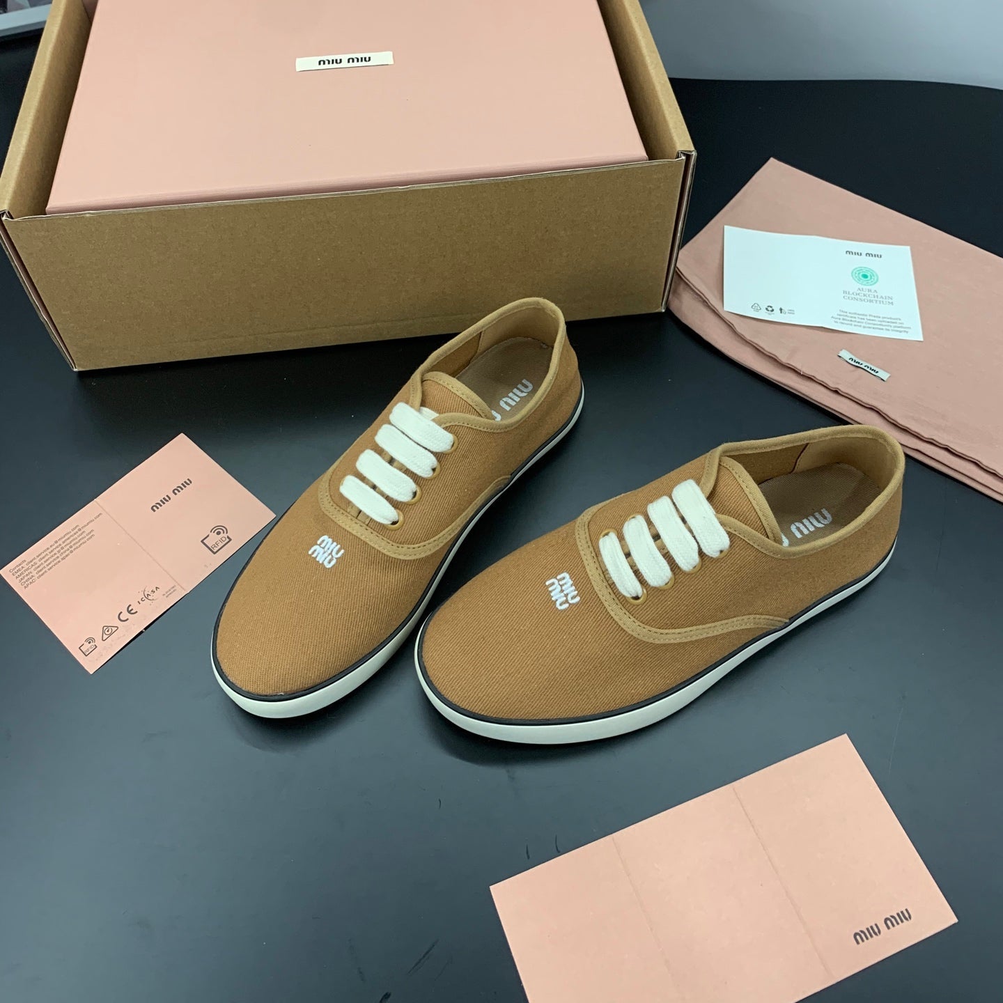 MIUMIU 26S КРОСІВКИ НА ШНУРІВЦІ З КАРАМЕЛЬНО-КОРИЧНЕВОГО ПОЛОТНА ГУМОВА ПІДОШВА