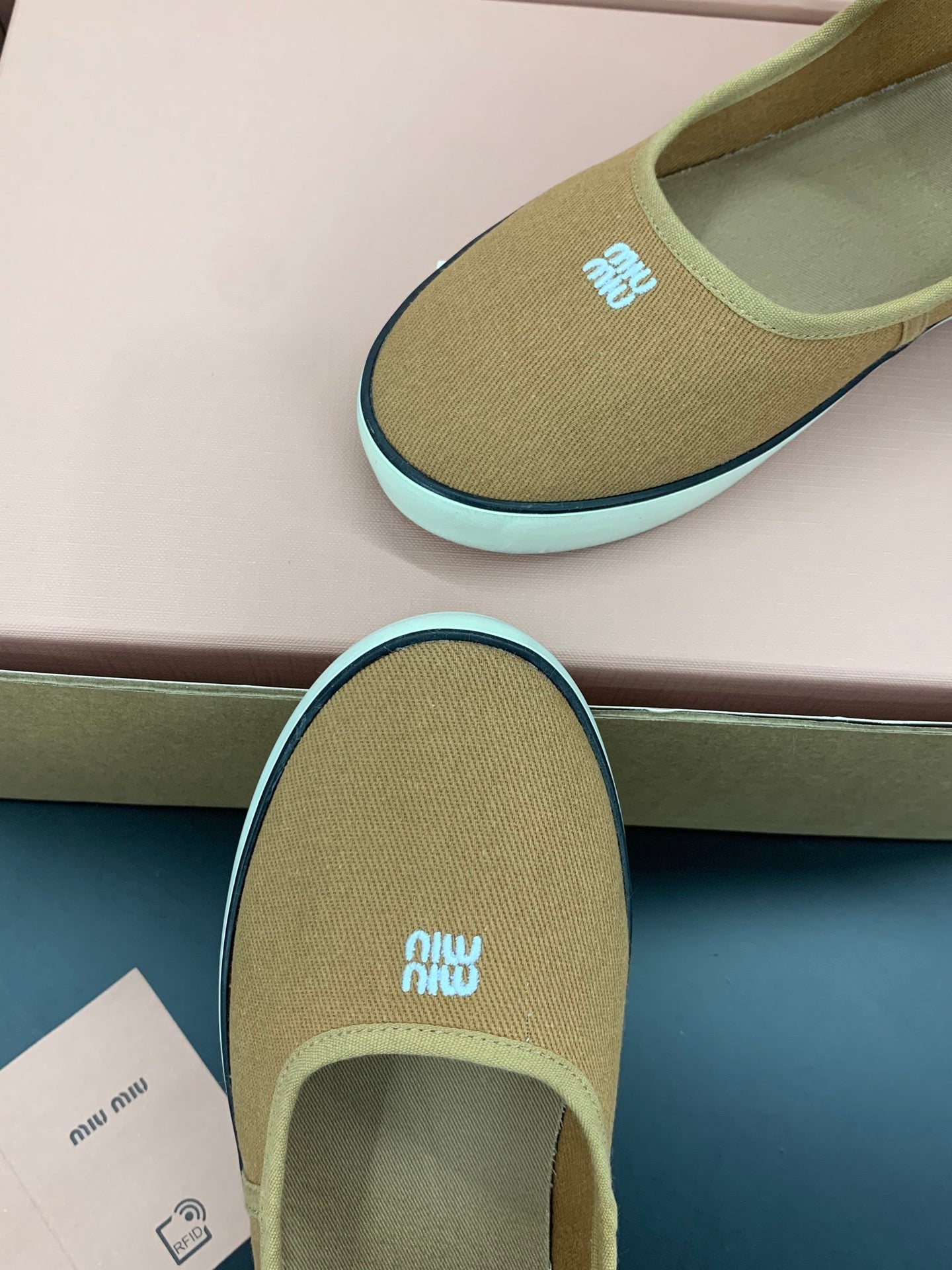 Балетки MIUMIU 26S MARY JANE З КОРИЧНЕВОГО ПОЛОТНА З ЛОГОТИПОМ