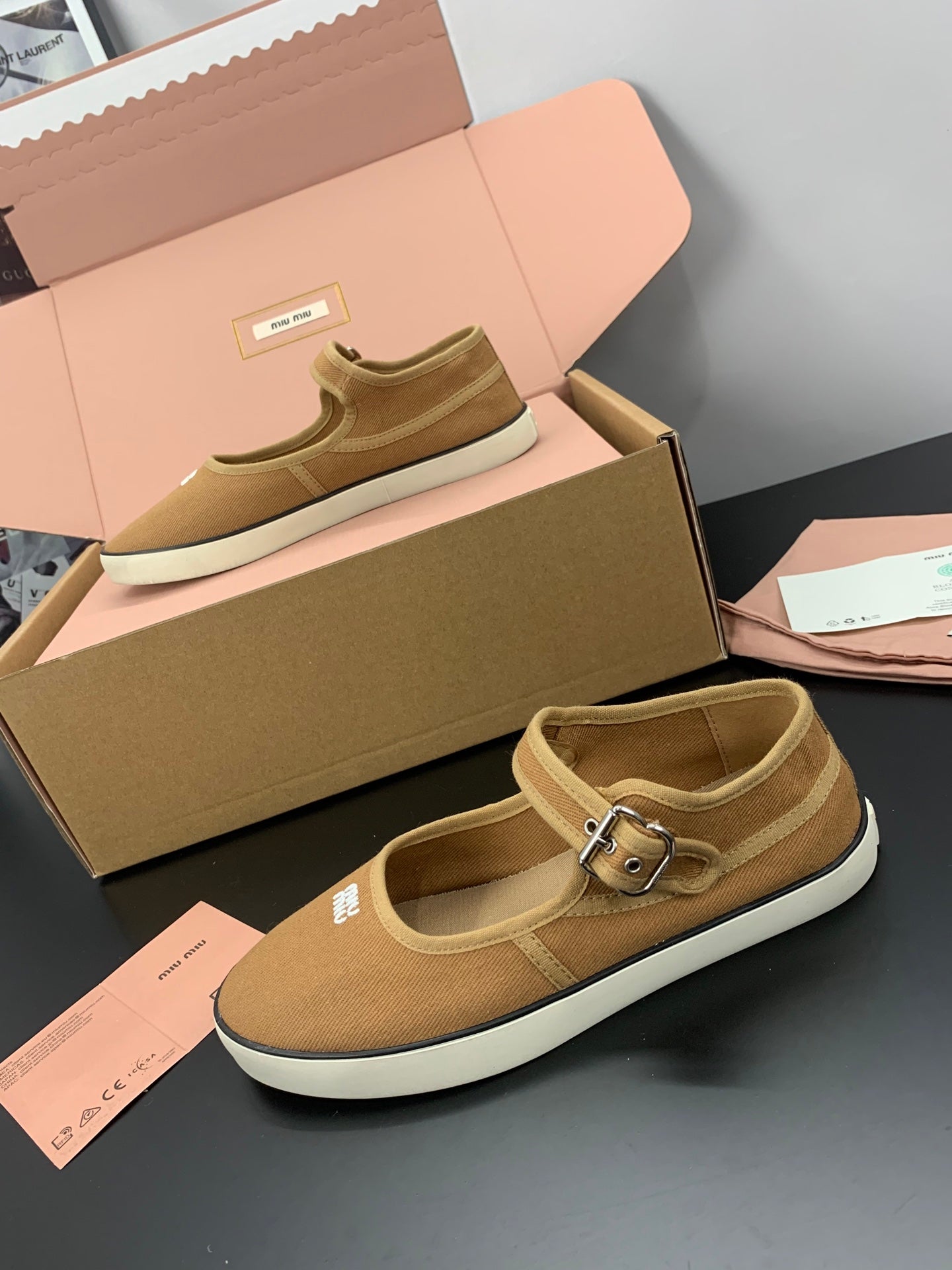 Балетки MIUMIU 26S MARY JANE З КОРИЧНЕВОГО ПОЛОТНА З ЛОГОТИПОМ