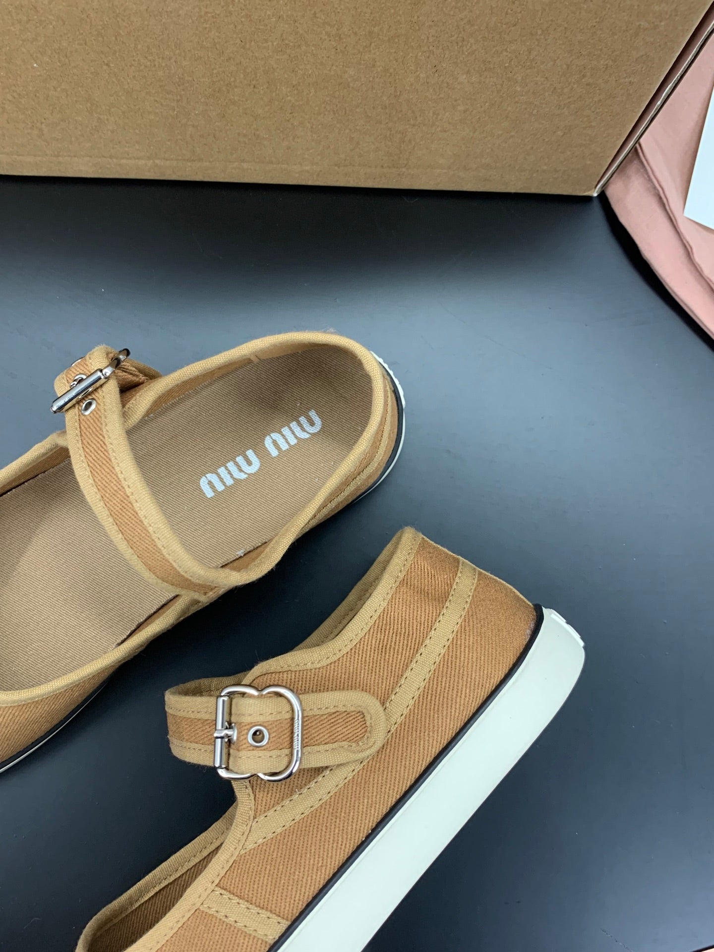 Балетки MIUMIU 26S MARY JANE З КОРИЧНЕВОГО ПОЛОТНА З ЛОГОТИПОМ
