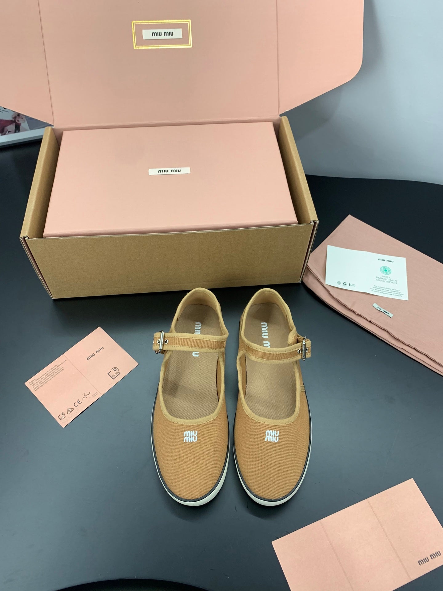 Балетки MIUMIU 26S MARY JANE З КОРИЧНЕВОГО ПОЛОТНА З ЛОГОТИПОМ