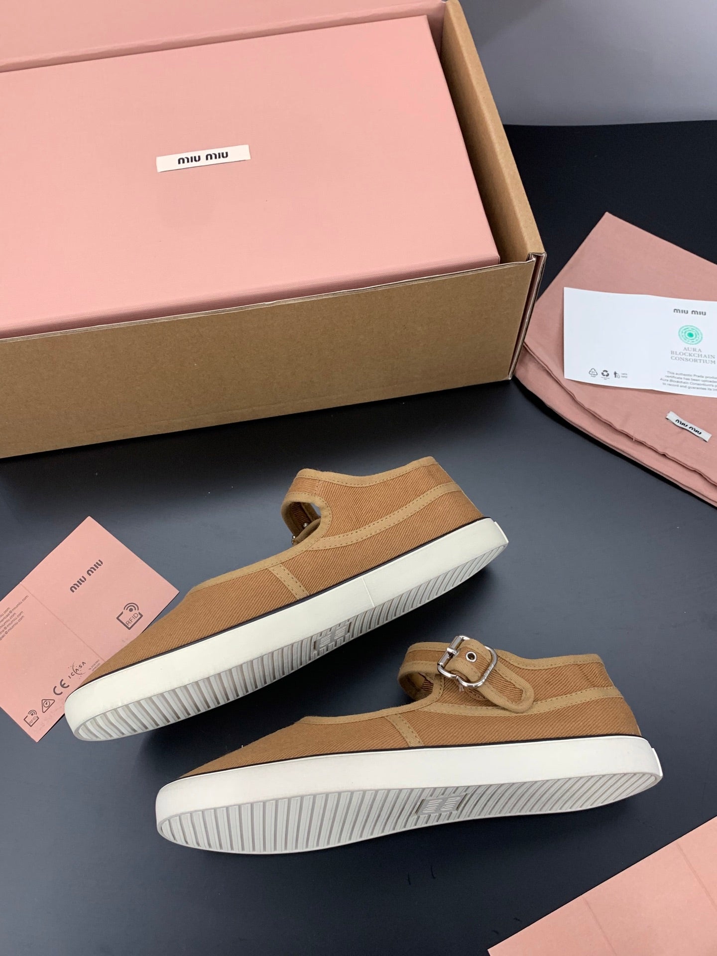 Балетки MIUMIU 26S MARY JANE З КОРИЧНЕВОГО ПОЛОТНА З ЛОГОТИПОМ