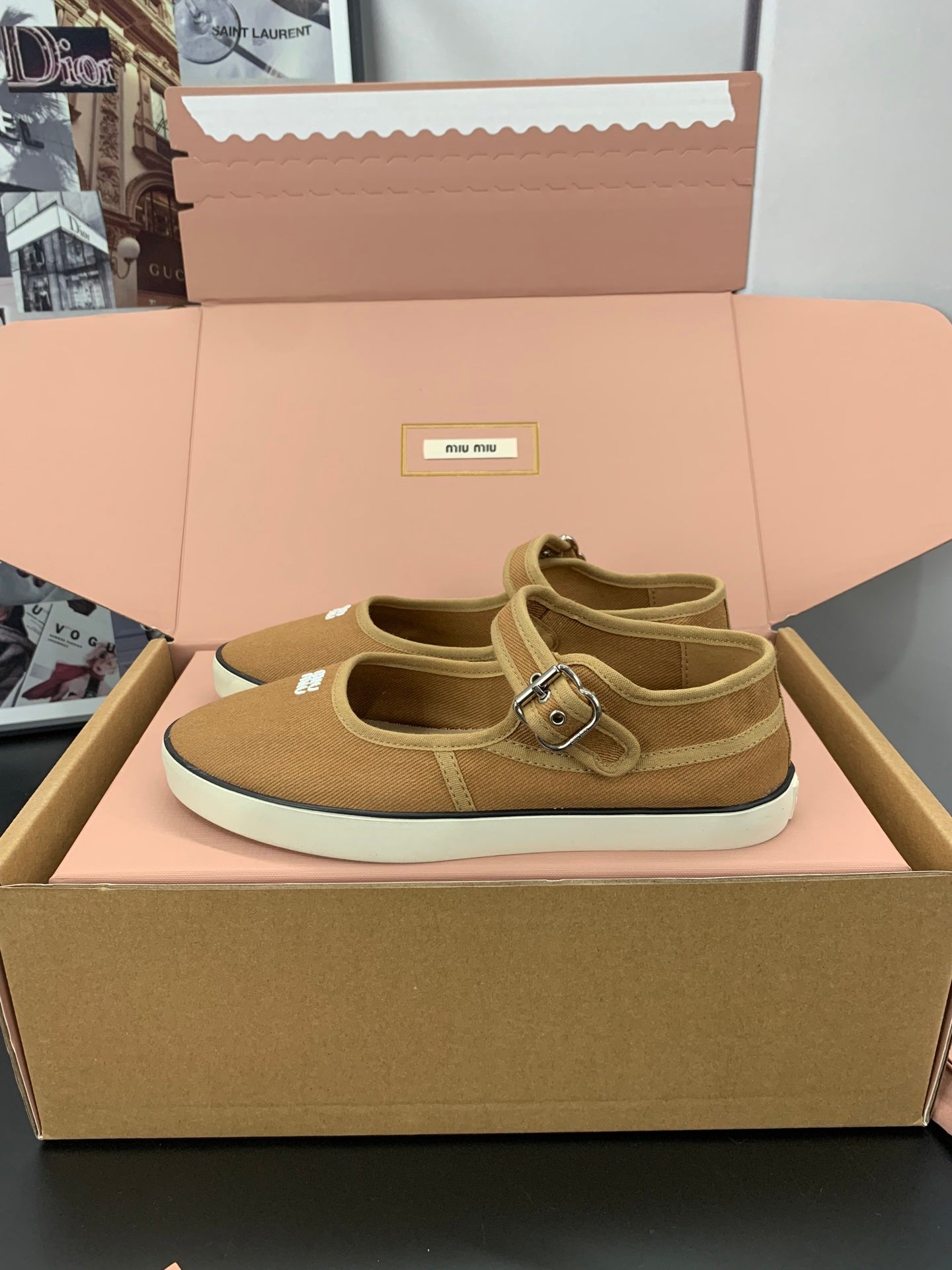 Балетки MIUMIU 26S MARY JANE З КОРИЧНЕВОГО ПОЛОТНА З ЛОГОТИПОМ