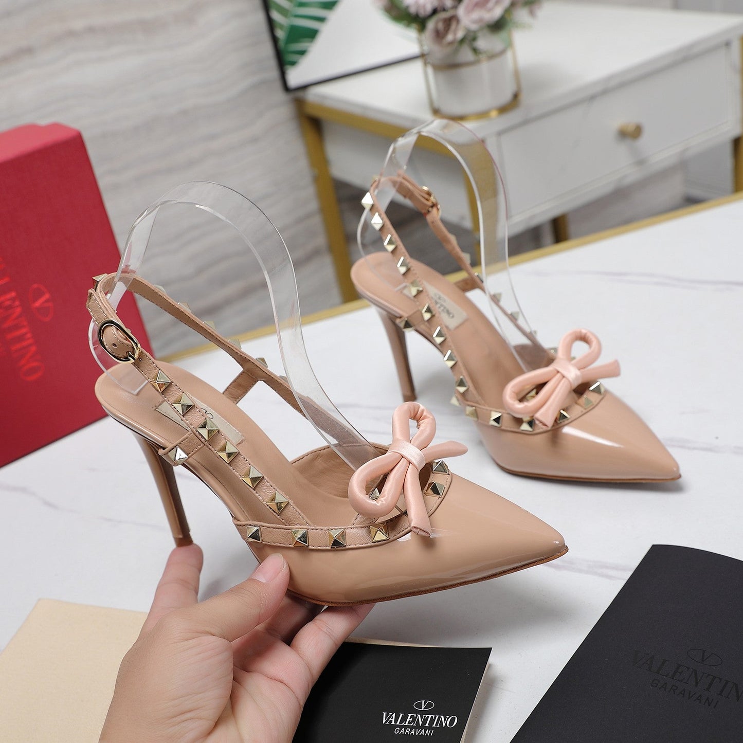 ROCKSTUD BOW SLINGBACK NUDE TAN PATENT LEATHER PUMP 95MM - 35