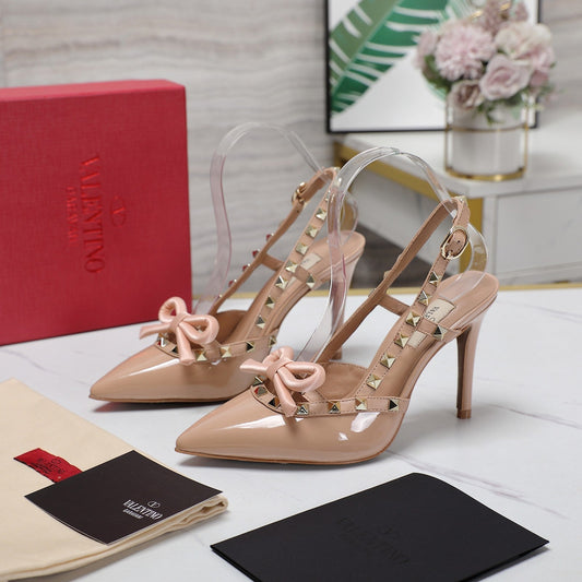 ROCKSTUD BOW SLINGBACK NUDE TAN PATENT LEATHER PUMP 95MM - 35