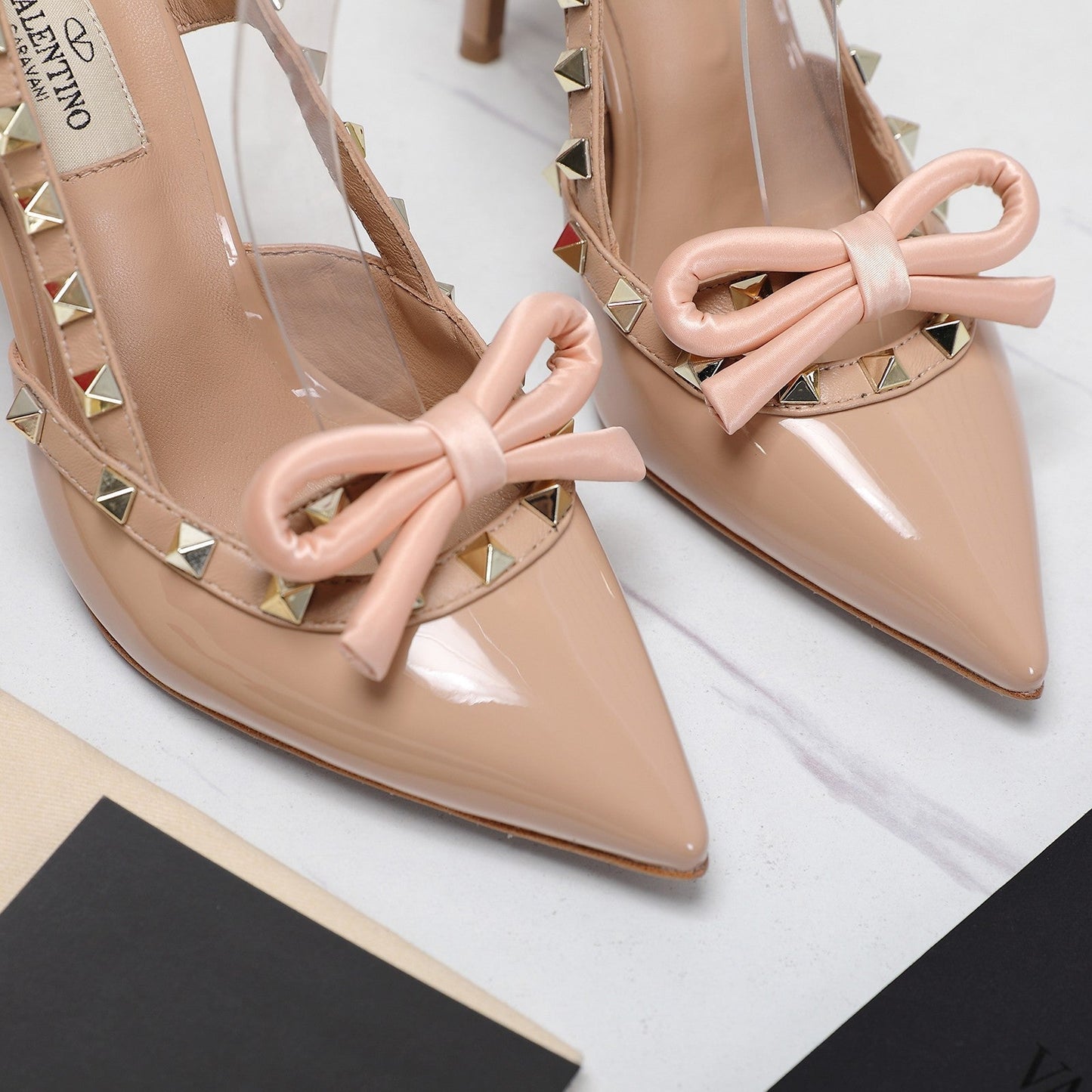 ROCKSTUD BOW SLINGBACK NUDE TAN PATENT LEATHER PUMP 95MM - 35