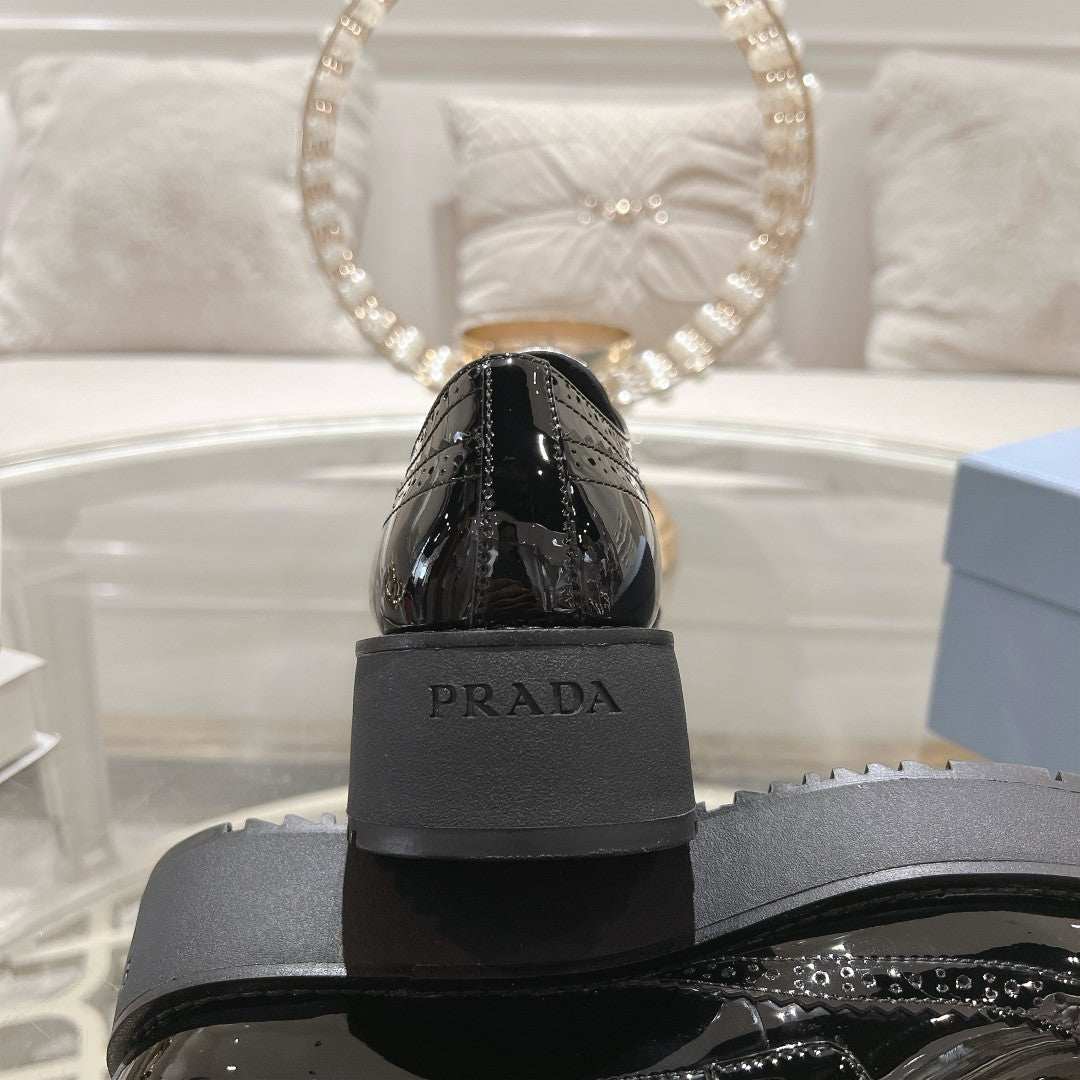 ЧЕРЕВИКИ PRADA 26S БРОУГИ З ЧОРНОЇ ЛАКОВАНОЇ ТЕЛЯЧОЇ ШКІРИ