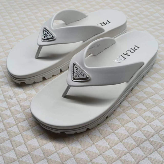 ШЛЬОПАНЦІ PRADA 26S З БІЛОЇ ТЕЛЯЧОЇ ШКІРИ З ЛОГОТИПОМ