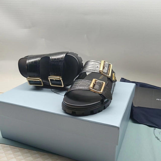 ШЛЬОПАНЦІ PRADA 26S ЗІ СТРАПОМ З ЧОРНОЇ ТЕЛЯЧОЇ ШКІРИ З ТИСНЕННЯМ ПІД КРОКОДИЛА ТА ЗОЛОТОЮ ФУРНІТУРОЮ