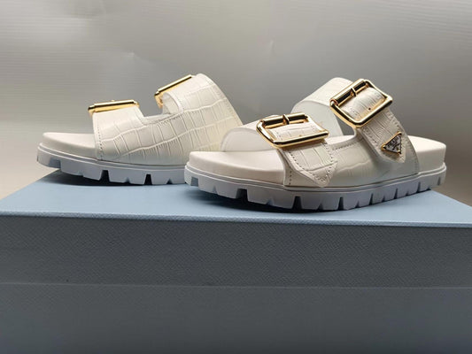 ШЛЬОПАНЦІ PRADA 26S З РЕМІНЦЕМ ЗІ ШКІРИ ТЕЛЯТИ З ТИСНЕННЯМ ПІД КРОКОДИЛА КОЛЬОРУ СЛОНОВОЇ КІСТКИ З ЗОЛОТОЮ ФУРНІТУРОЮ