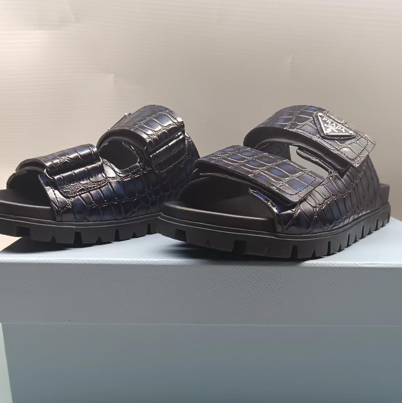 ШЛЬОПАНЦІ PRADA 26S ЗІ СТРІЧКОЮ З ТИСНЕНОЇ ПІД КРОКОДИЛА ЧОРНОЇ ТЕЛЯЧОЇ ШКІРИ