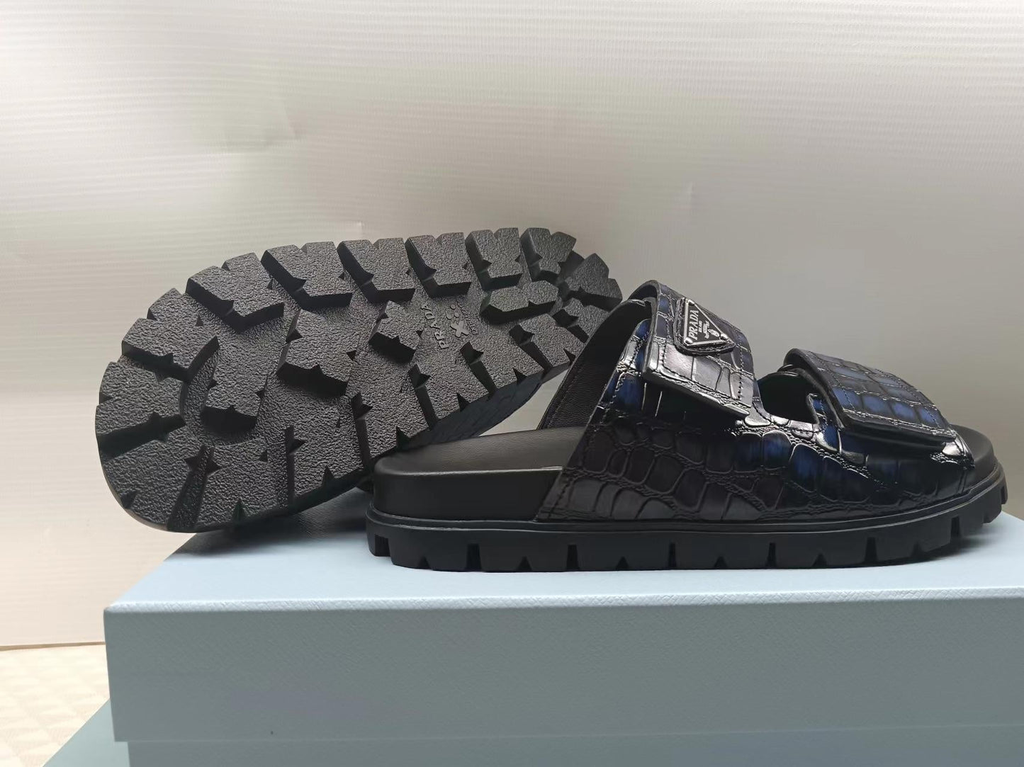 ШЛЬОПАНЦІ PRADA 26S ЗІ СТРІЧКОЮ З ТИСНЕНОЇ ПІД КРОКОДИЛА ЧОРНОЇ ТЕЛЯЧОЇ ШКІРИ