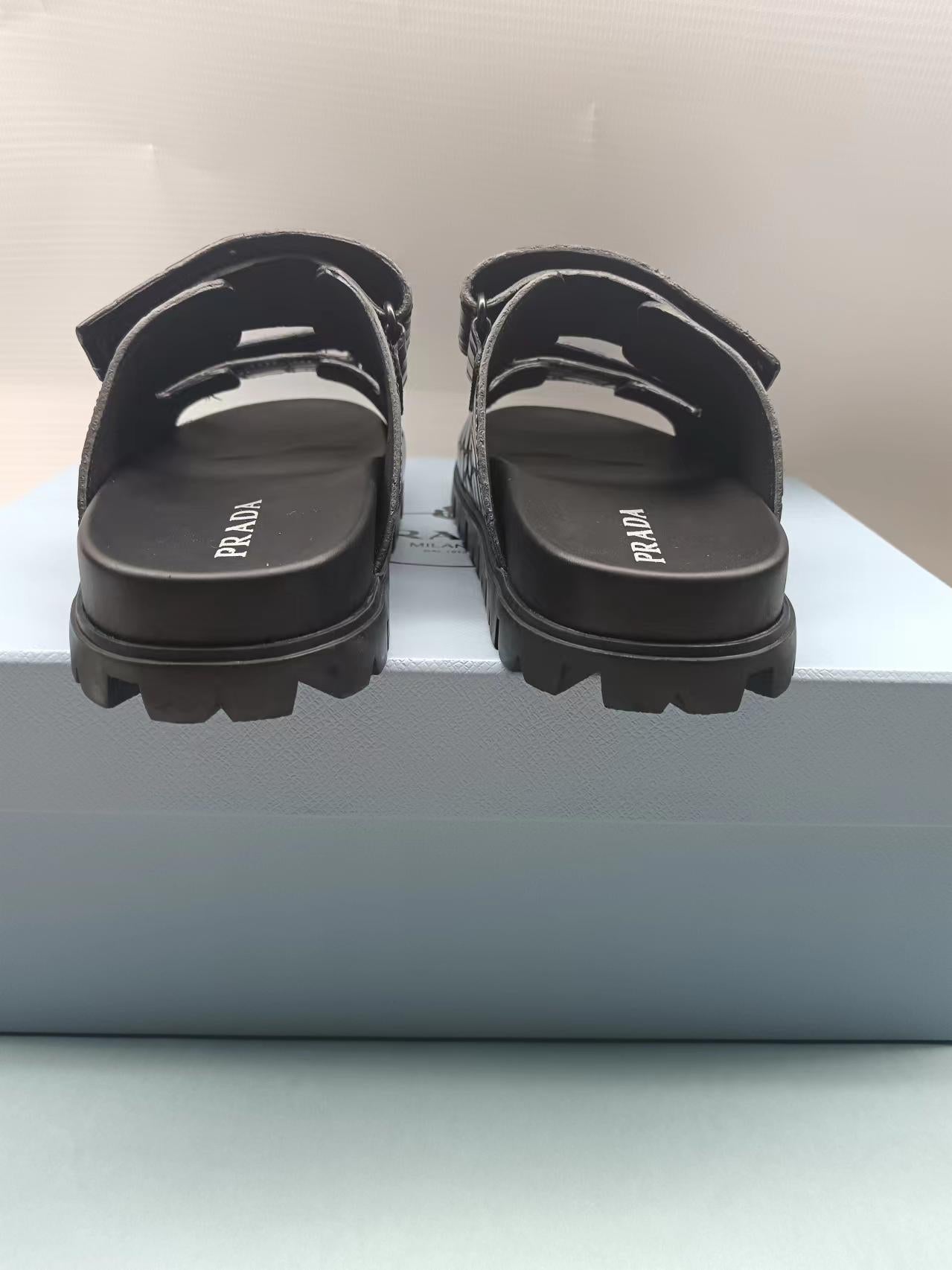 ШЛЬОПАНЦІ PRADA 26S ЗІ СТРІЧКОЮ З ТИСНЕНОЇ ПІД КРОКОДИЛА ЧОРНОЇ ТЕЛЯЧОЇ ШКІРИ