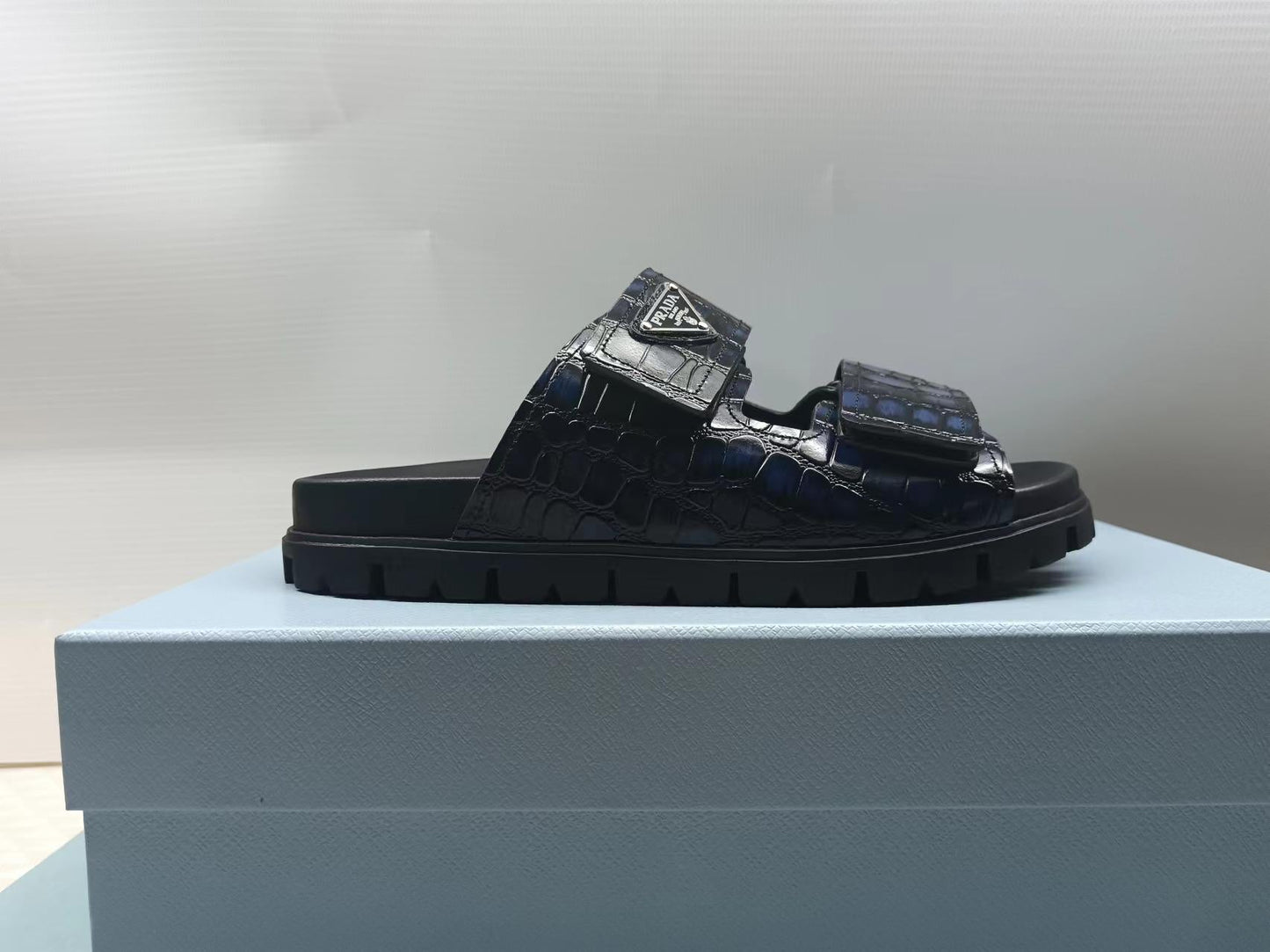 ШЛЬОПАНЦІ PRADA 26S ЗІ СТРІЧКОЮ З ТИСНЕНОЇ ПІД КРОКОДИЛА ЧОРНОЇ ТЕЛЯЧОЇ ШКІРИ