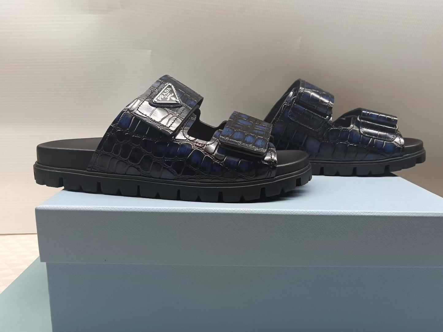 ШЛЬОПАНЦІ PRADA 26S ЗІ СТРІЧКОЮ З ТИСНЕНОЇ ПІД КРОКОДИЛА ЧОРНОЇ ТЕЛЯЧОЇ ШКІРИ