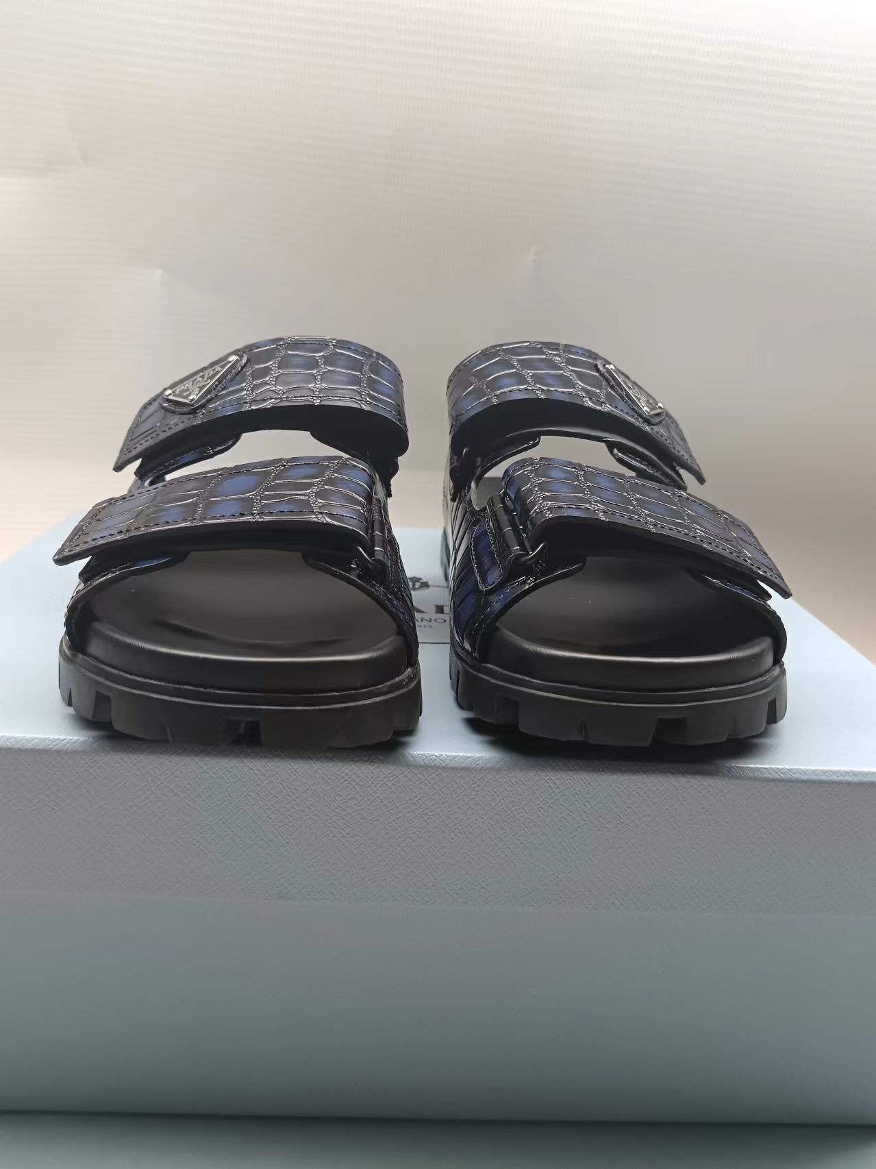 ШЛЬОПАНЦІ PRADA 26S ЗІ СТРІЧКОЮ З ТИСНЕНОЇ ПІД КРОКОДИЛА ЧОРНОЇ ТЕЛЯЧОЇ ШКІРИ