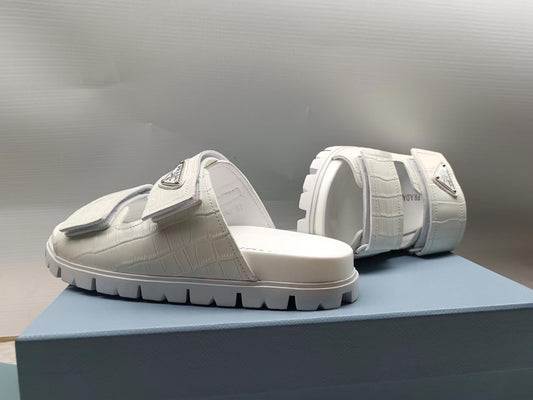 ШЛЬОПАНЦІ PRADA 26S STRAP З РЕМІНЦЕМ З ТИСНЕНОЇ ПІД КРОКОДИЛА ТЕЛЯЧОЇ ШКІРИ КОЛЬОРУ СЛОНОВОЇ КІСТКИ