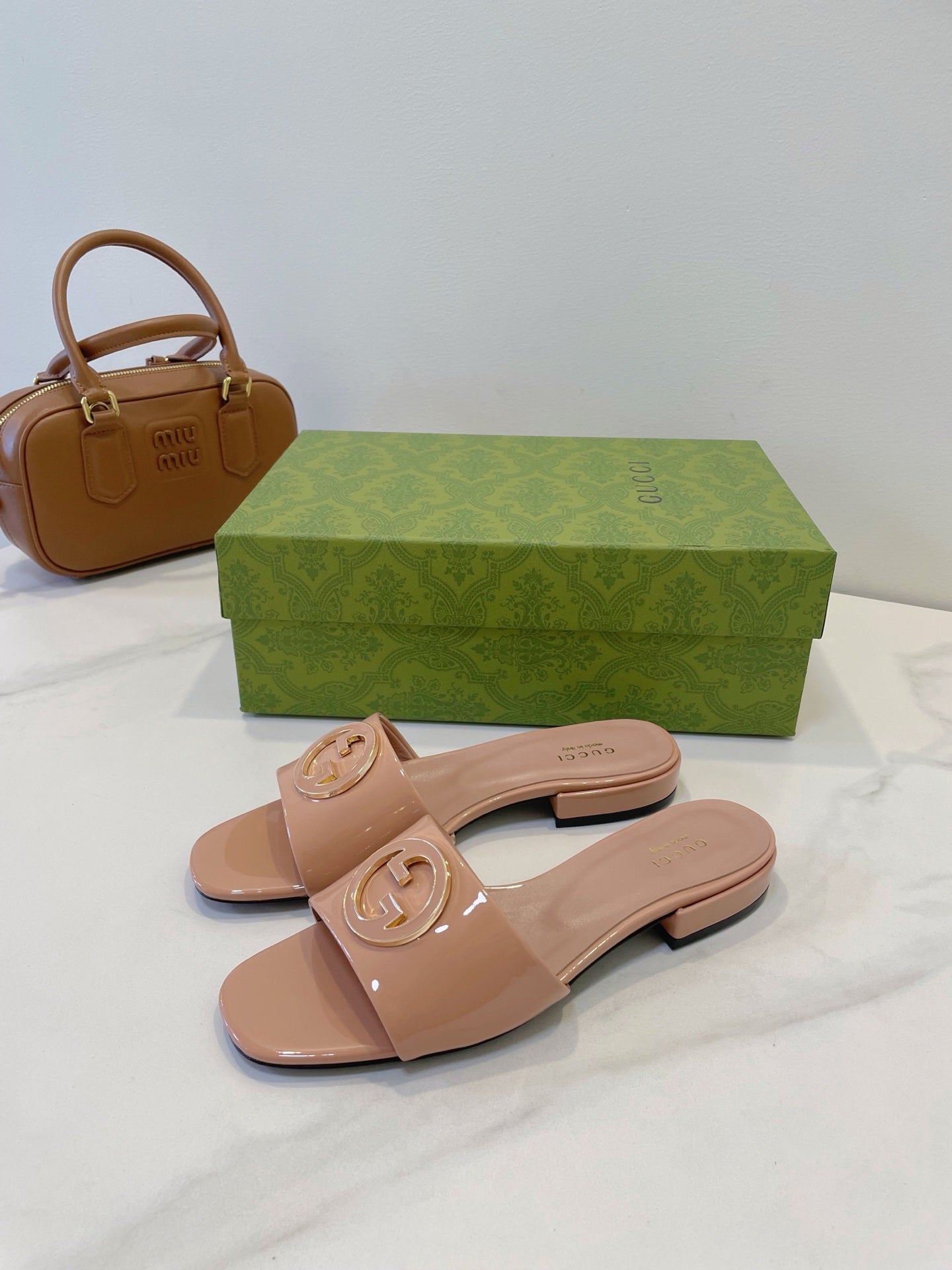 SLIDE SANDALS IN DESERT SAND GLOSSY SHEEPSKIN ENAMELLED ROUND INTERLOCKING G - 35