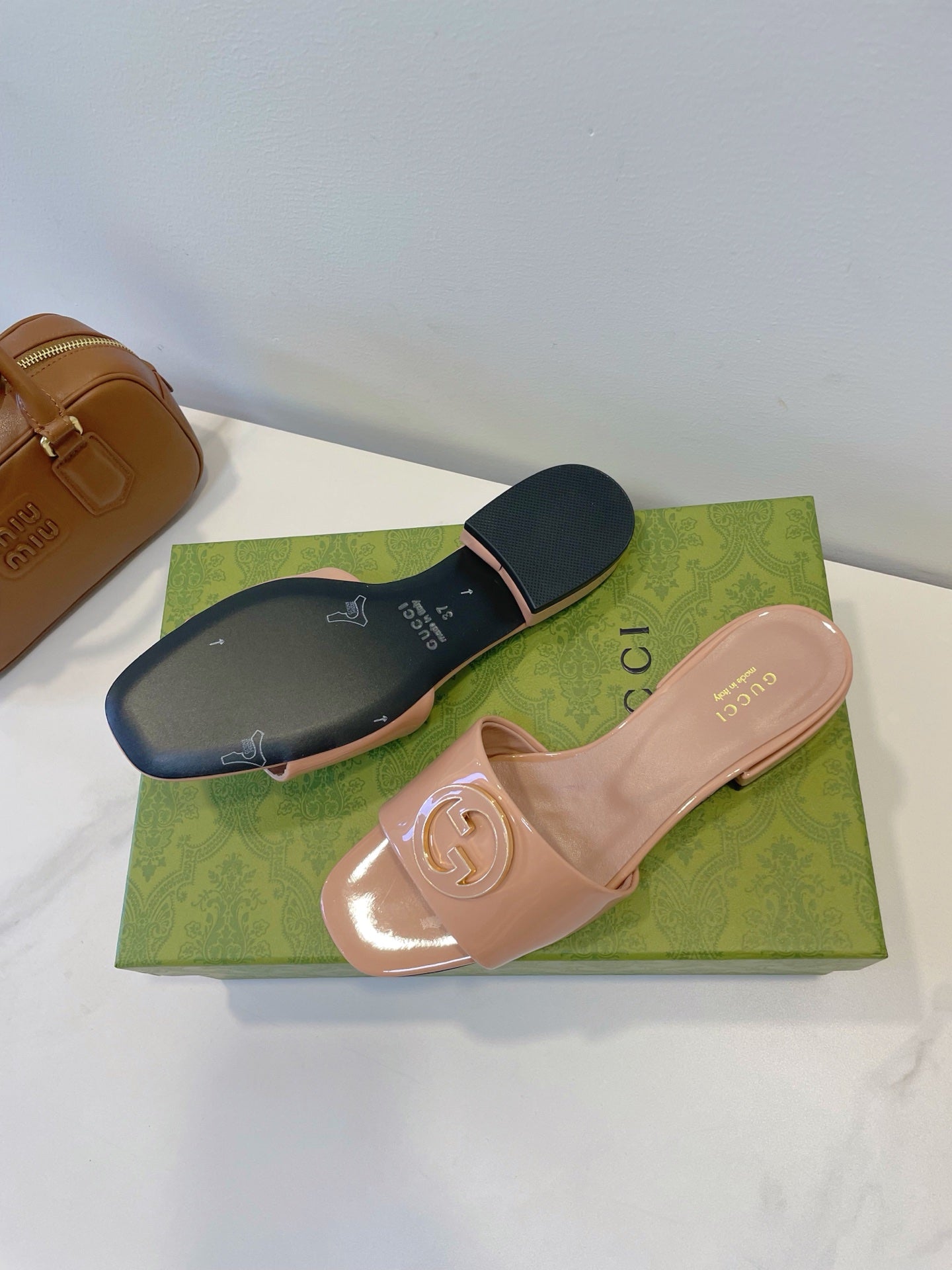 SLIDE SANDALS IN DESERT SAND GLOSSY SHEEPSKIN ENAMELLED ROUND INTERLOCKING G - 35