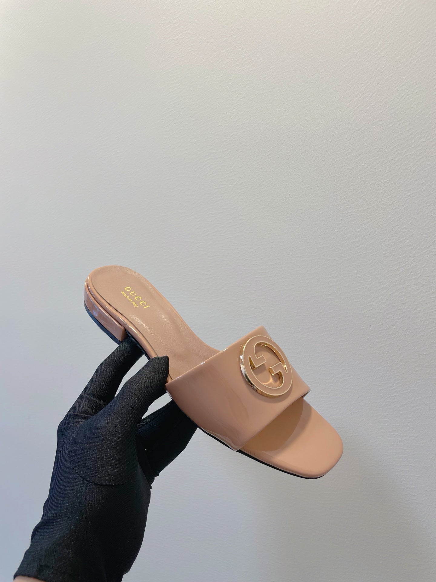 SLIDE SANDALS IN DESERT SAND GLOSSY SHEEPSKIN ENAMELLED ROUND INTERLOCKING G - 35