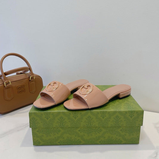 SLIDE SANDALS IN DESERT SAND GLOSSY SHEEPSKIN ENAMELLED ROUND INTERLOCKING G - 35