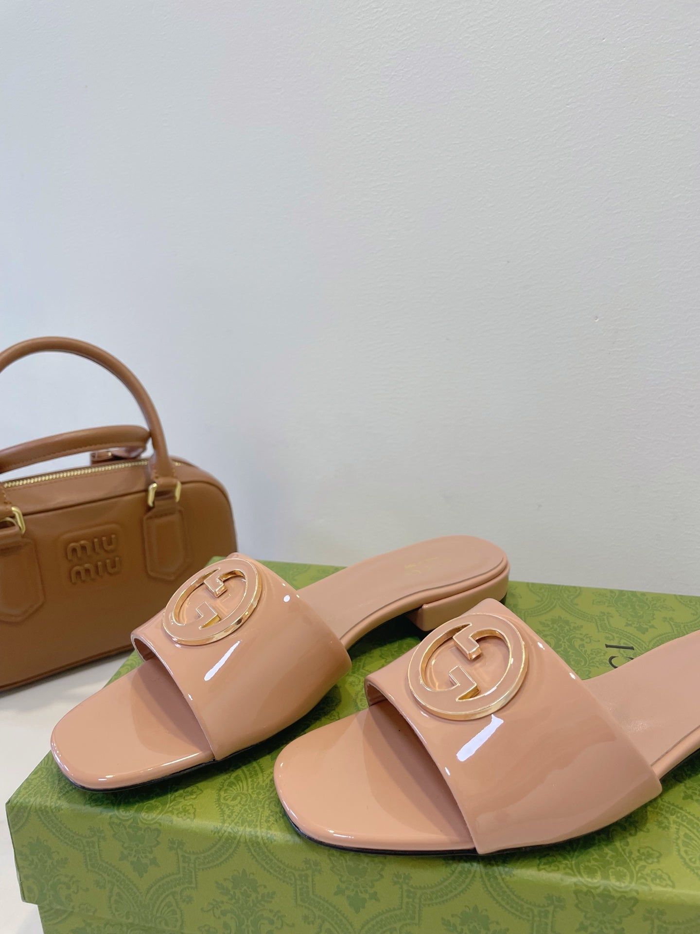 SLIDE SANDALS IN DESERT SAND GLOSSY SHEEPSKIN ENAMELLED ROUND INTERLOCKING G - 35
