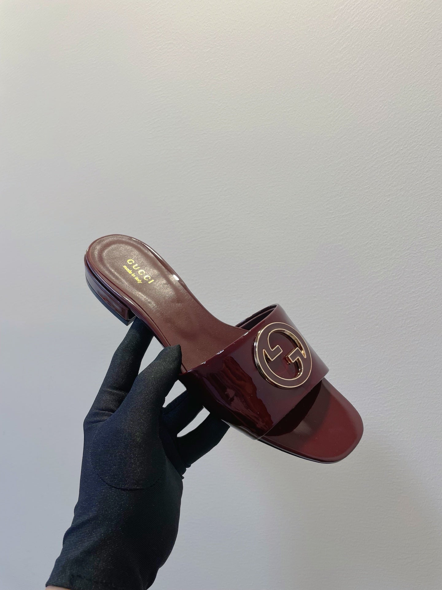 SLIDE SANDALS IN WINE RED GLOSSY SHEEPSKIN ENAMELLED ROUND INTERLOCKING G - 35