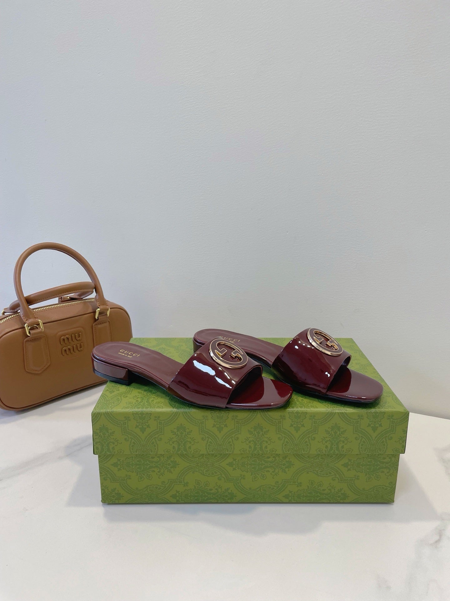 SLIDE SANDALS IN WINE RED GLOSSY SHEEPSKIN ENAMELLED ROUND INTERLOCKING G - 35